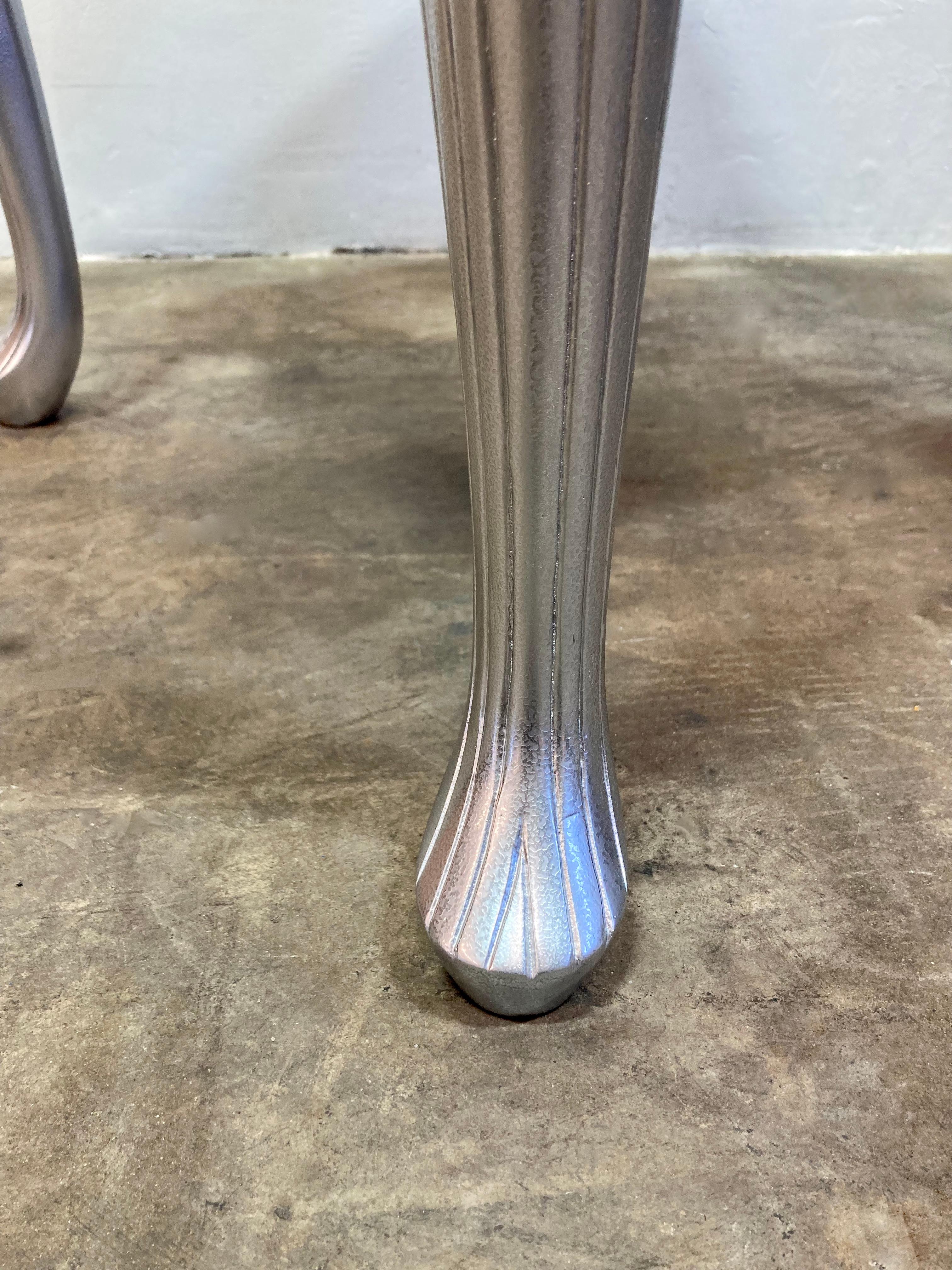 Fin du 20e siècle Table d'appoint de style Art Deco en argent métallisé en vente