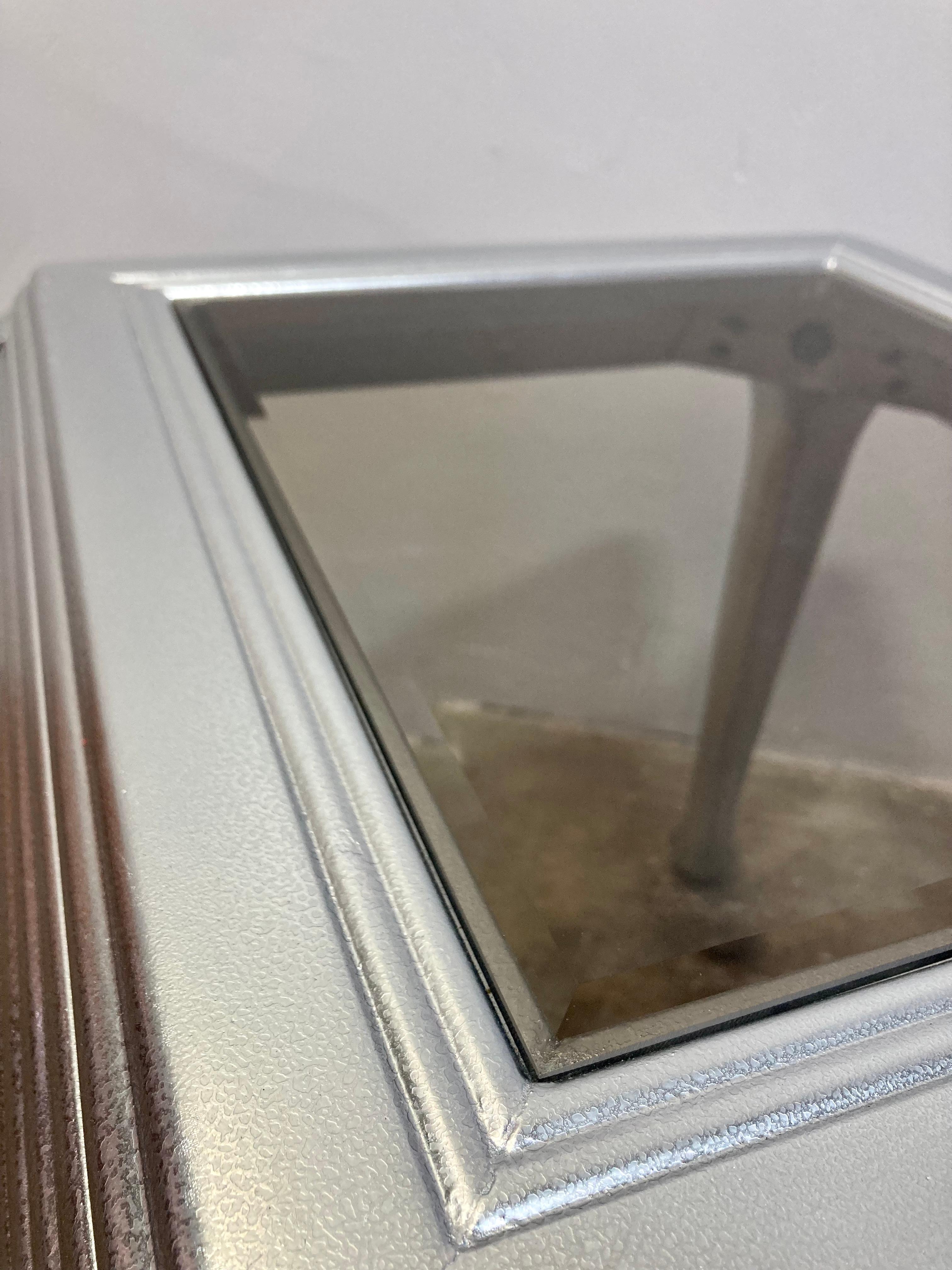 Verre fumé Table d'appoint de style Art Deco en argent métallisé en vente