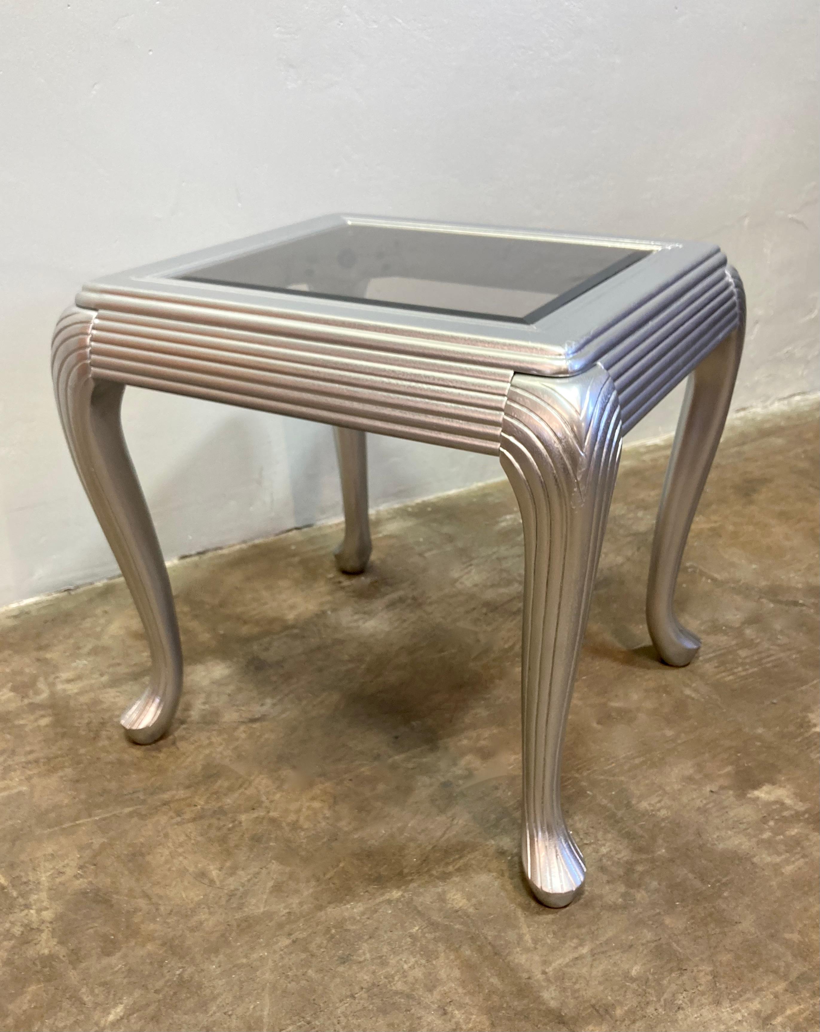 Table d'appoint de style Art Deco en argent métallisé en vente 1