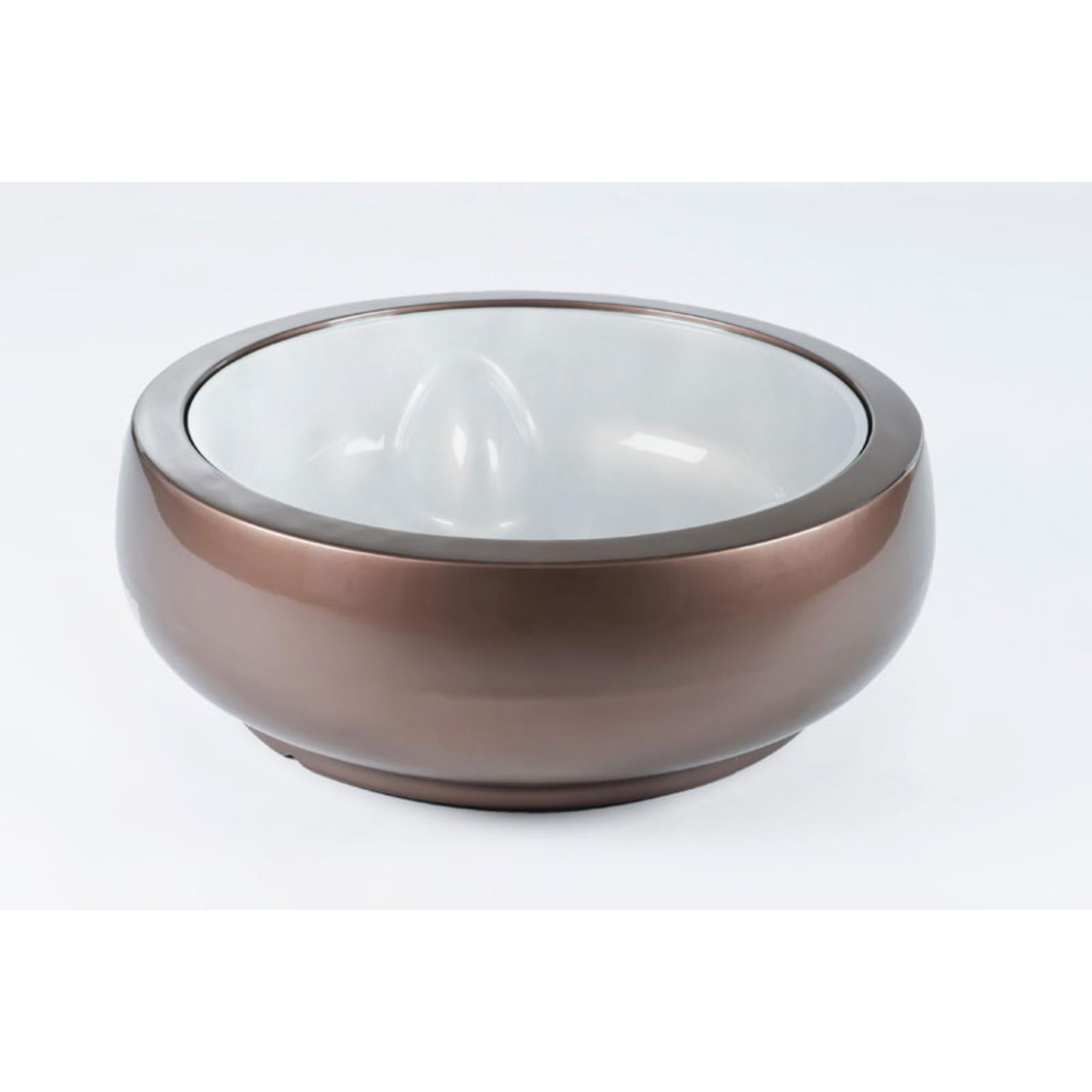 Table basse Chubby laquée argent métallisé par Marcel Wanders
Dimensions : Ø 100  x H 35 cm.
Matériaux : Polyéthylène laqué brillant et verre satiné trempé.
Poids : 22 kg.

Disponible en version standard et en version laquée. Les prix peuvent