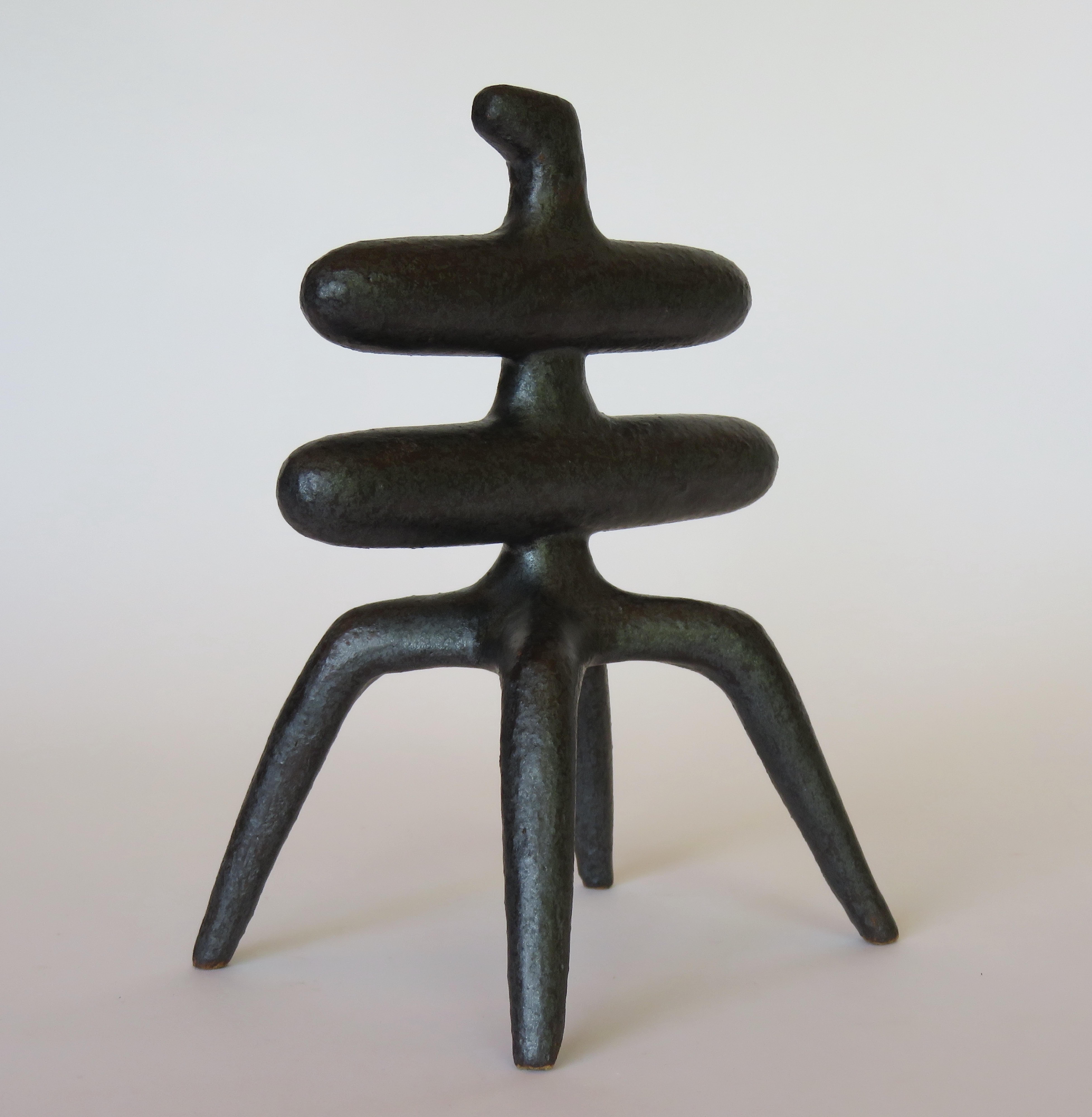 Metallische silber-graue Keramik-Skulptur:: gewinkelter Kopf mit 2 Mittelstäben auf 4 Beinen im Angebot 3