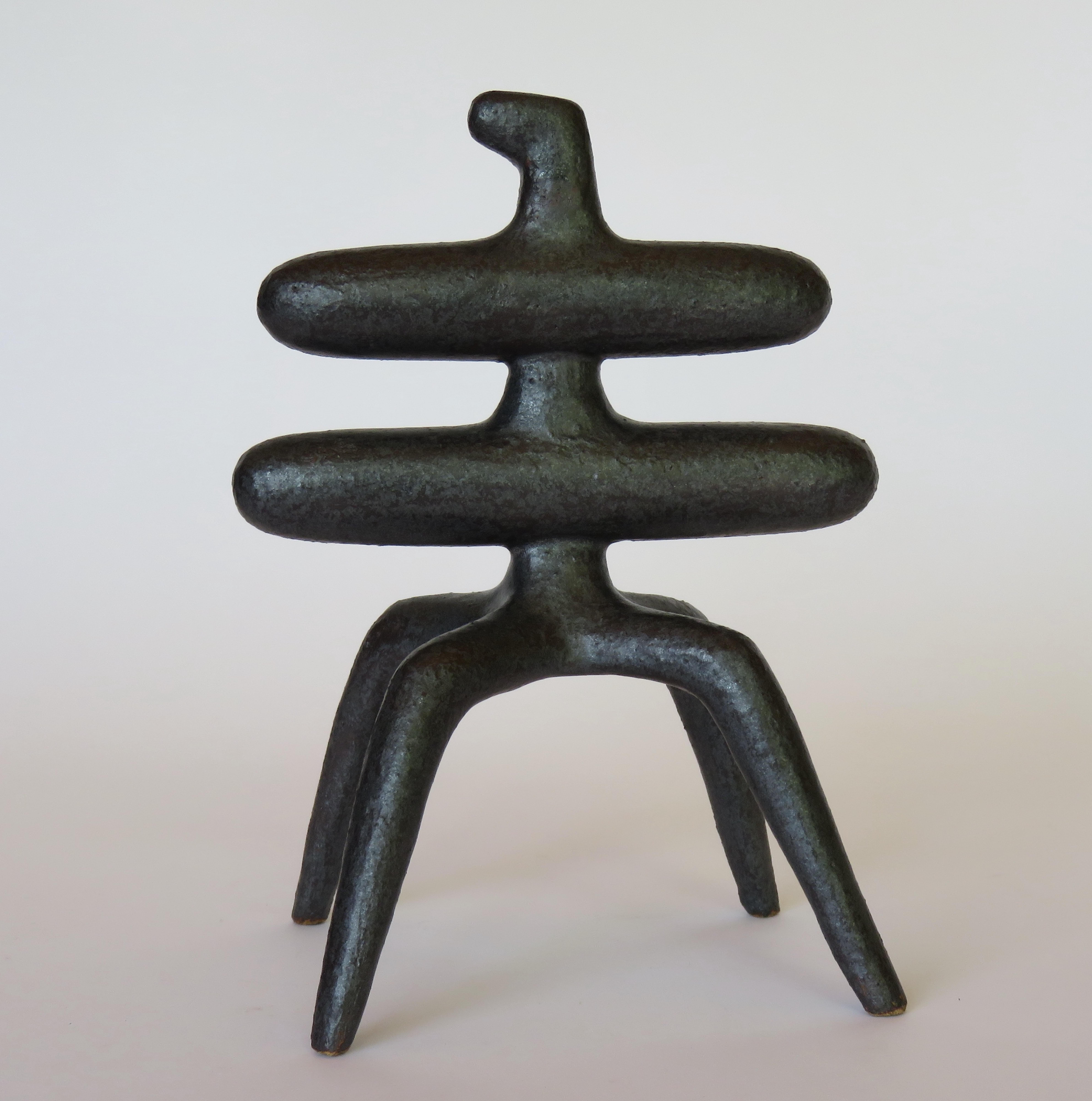 Metallische silber-graue Keramik-Skulptur:: gewinkelter Kopf mit 2 Mittelstäben auf 4 Beinen im Angebot 5