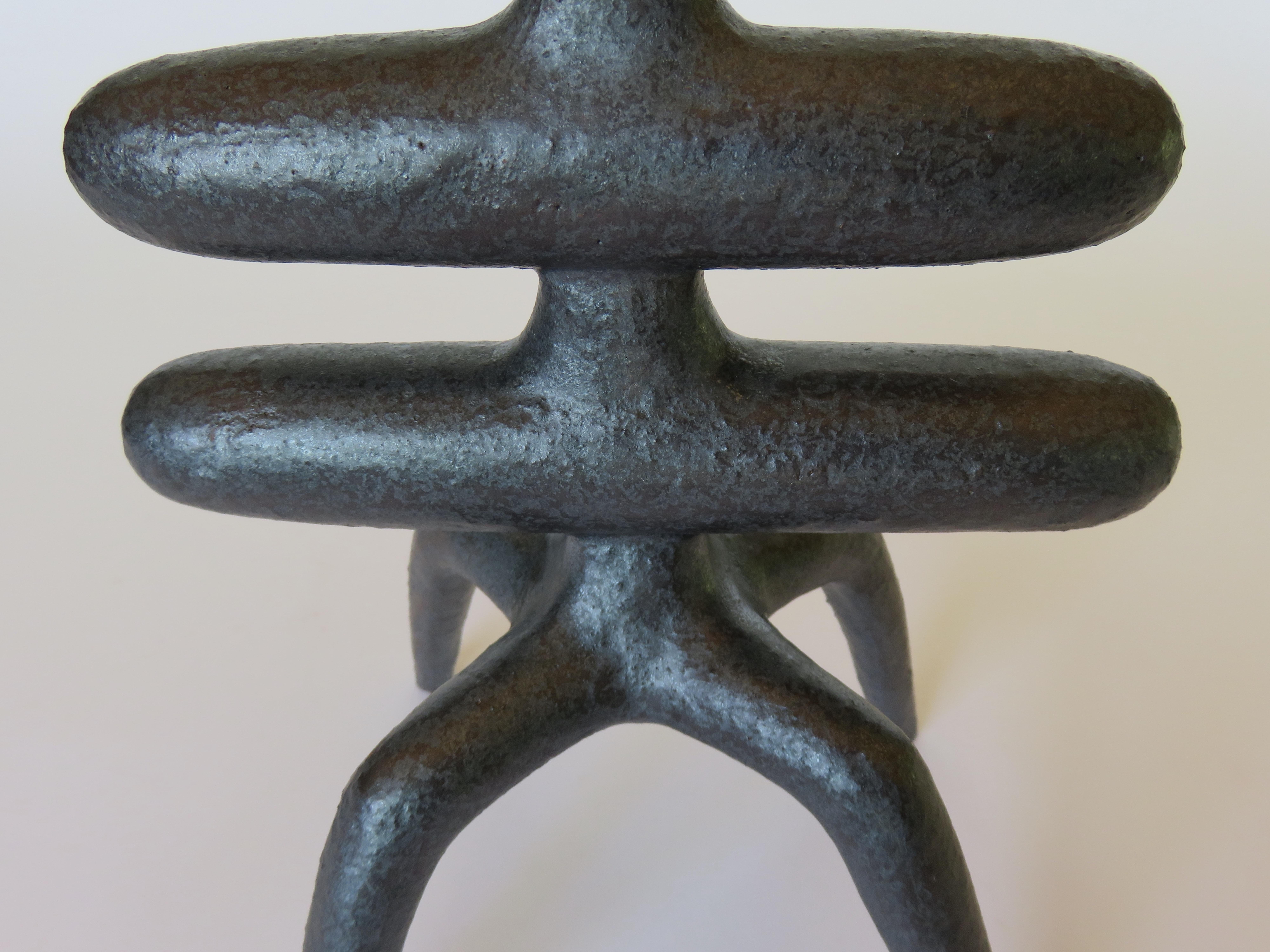 Metallische silber-graue Keramik-Skulptur:: gewinkelter Kopf mit 2 Mittelstäben auf 4 Beinen im Angebot 6
