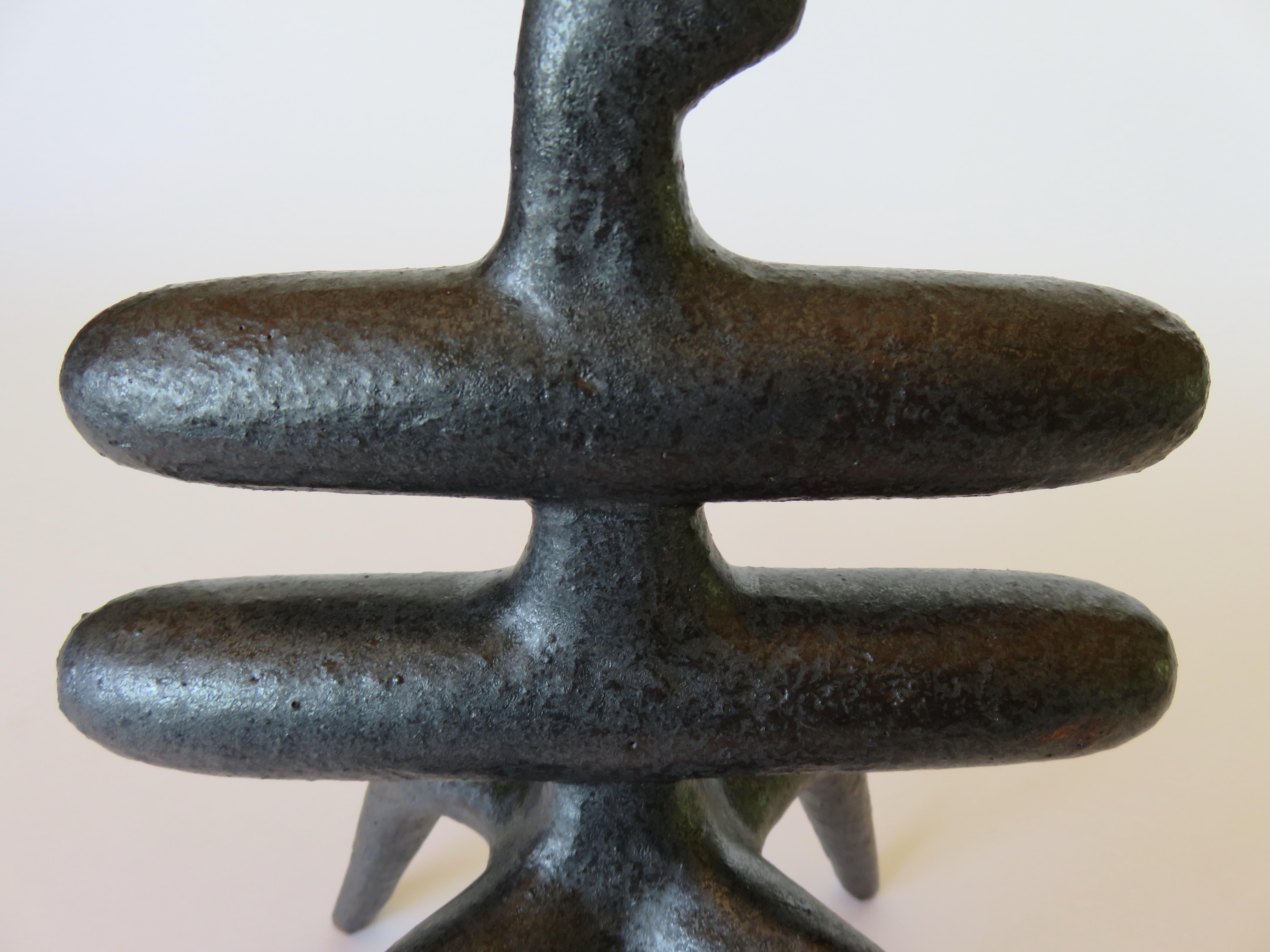 Metallische silber-graue Keramik-Skulptur:: gewinkelter Kopf mit 2 Mittelstäben auf 4 Beinen im Angebot 7