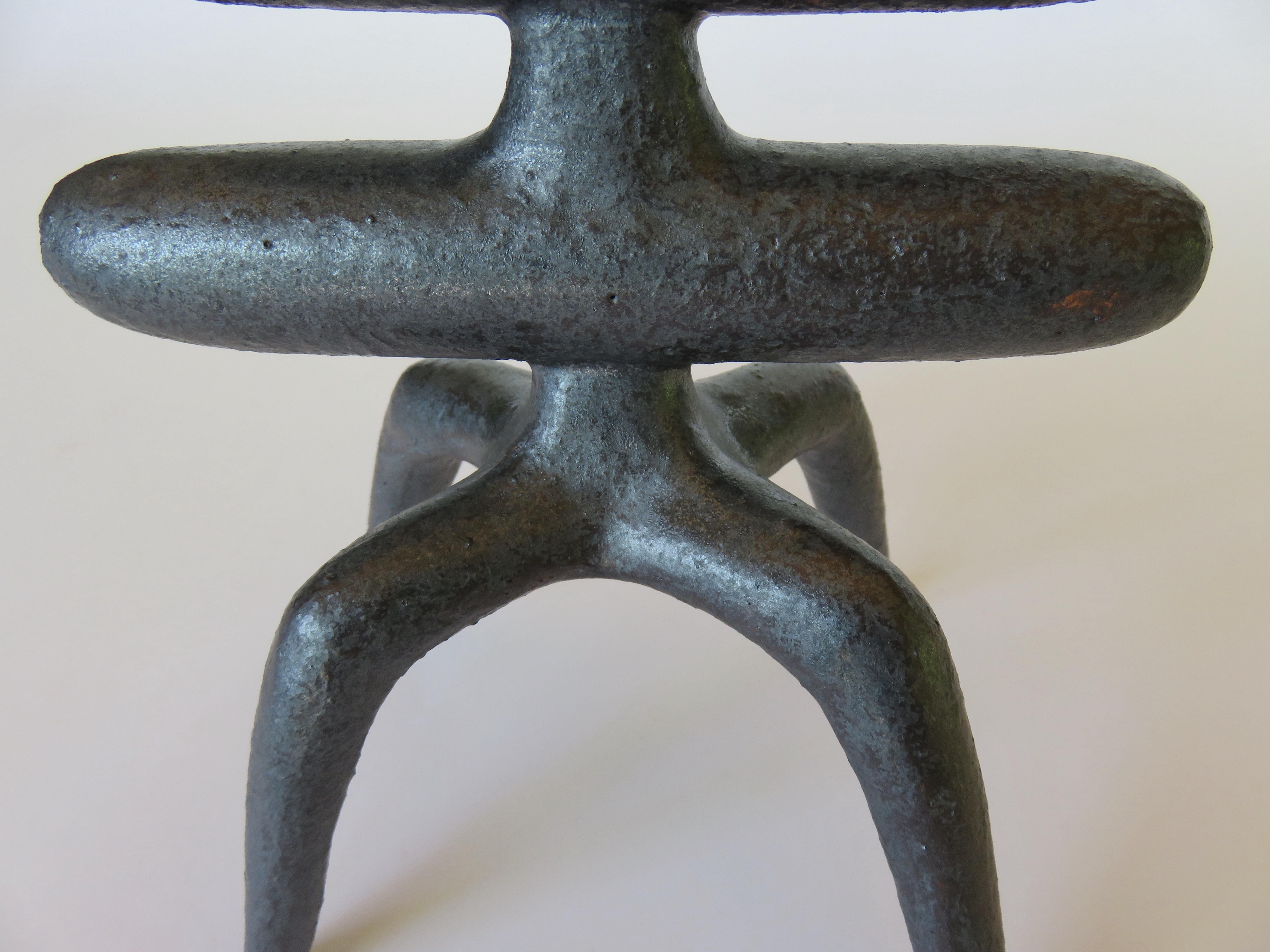 Metallische silber-graue Keramik-Skulptur:: gewinkelter Kopf mit 2 Mittelstäben auf 4 Beinen im Angebot 8