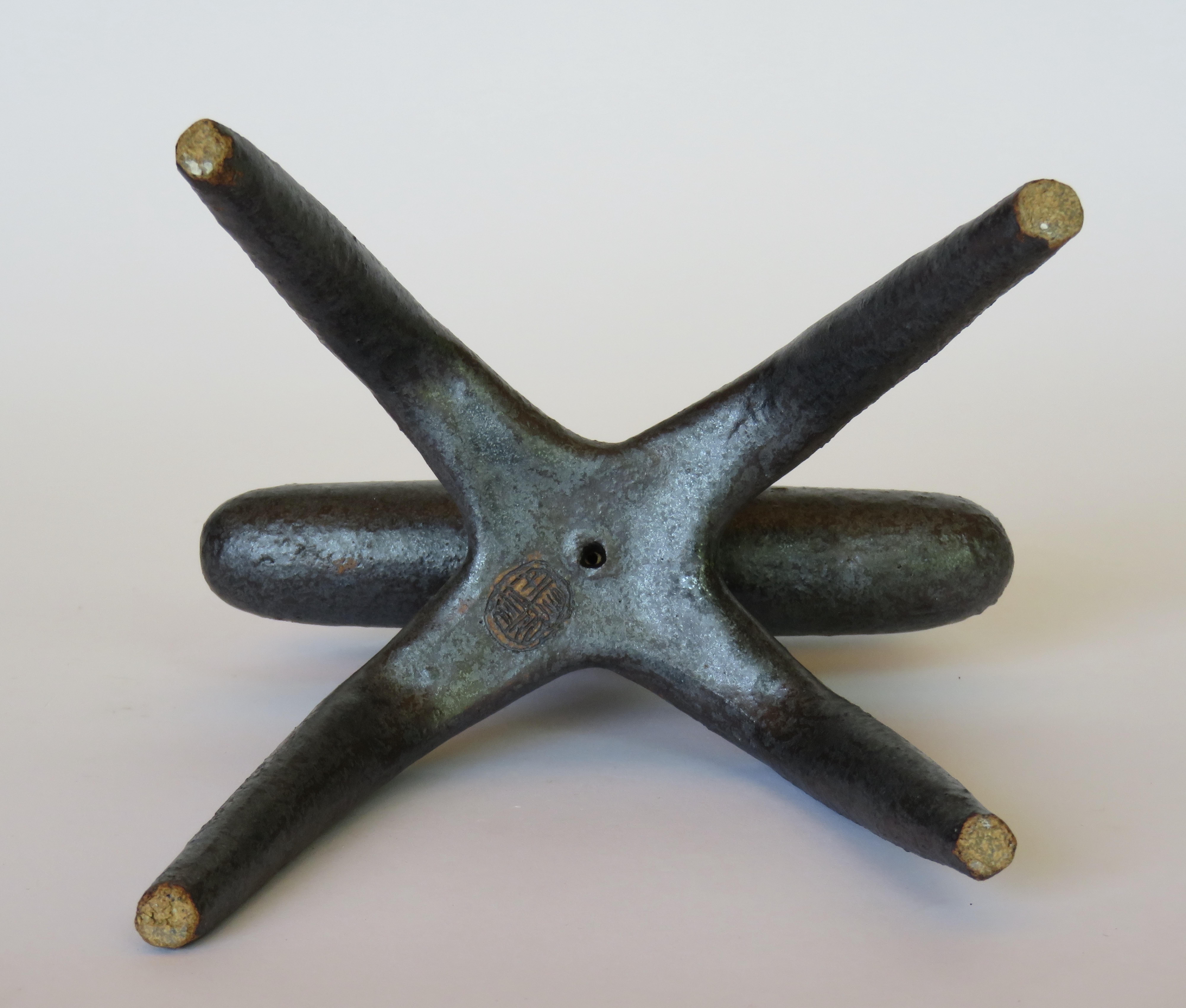 Metallische silber-graue Keramik-Skulptur:: gewinkelter Kopf mit 2 Mittelstäben auf 4 Beinen im Angebot 9