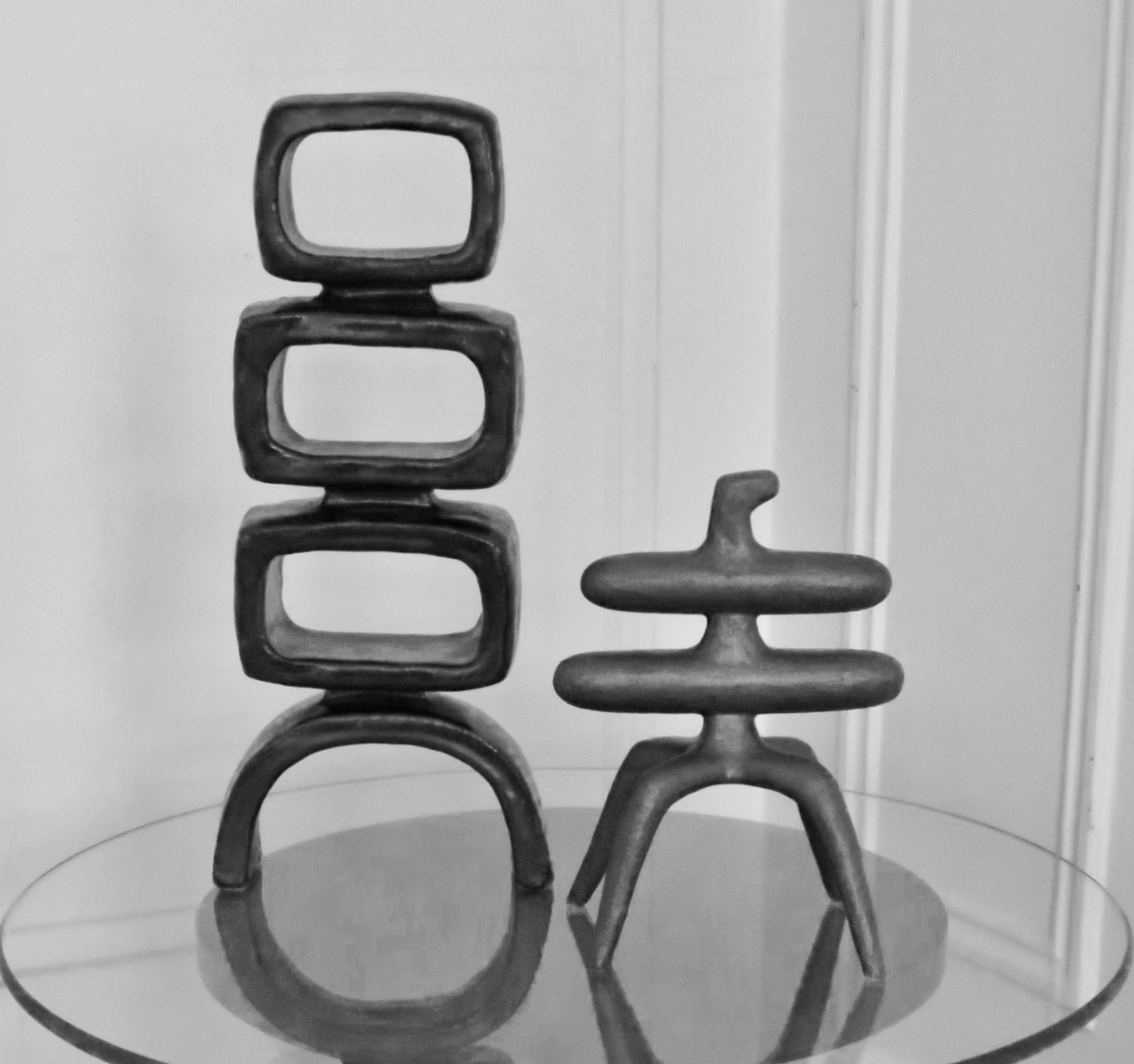 Metallische silber-graue Keramik-Skulptur:: gewinkelter Kopf mit 2 Mittelstäben auf 4 Beinen im Angebot 11