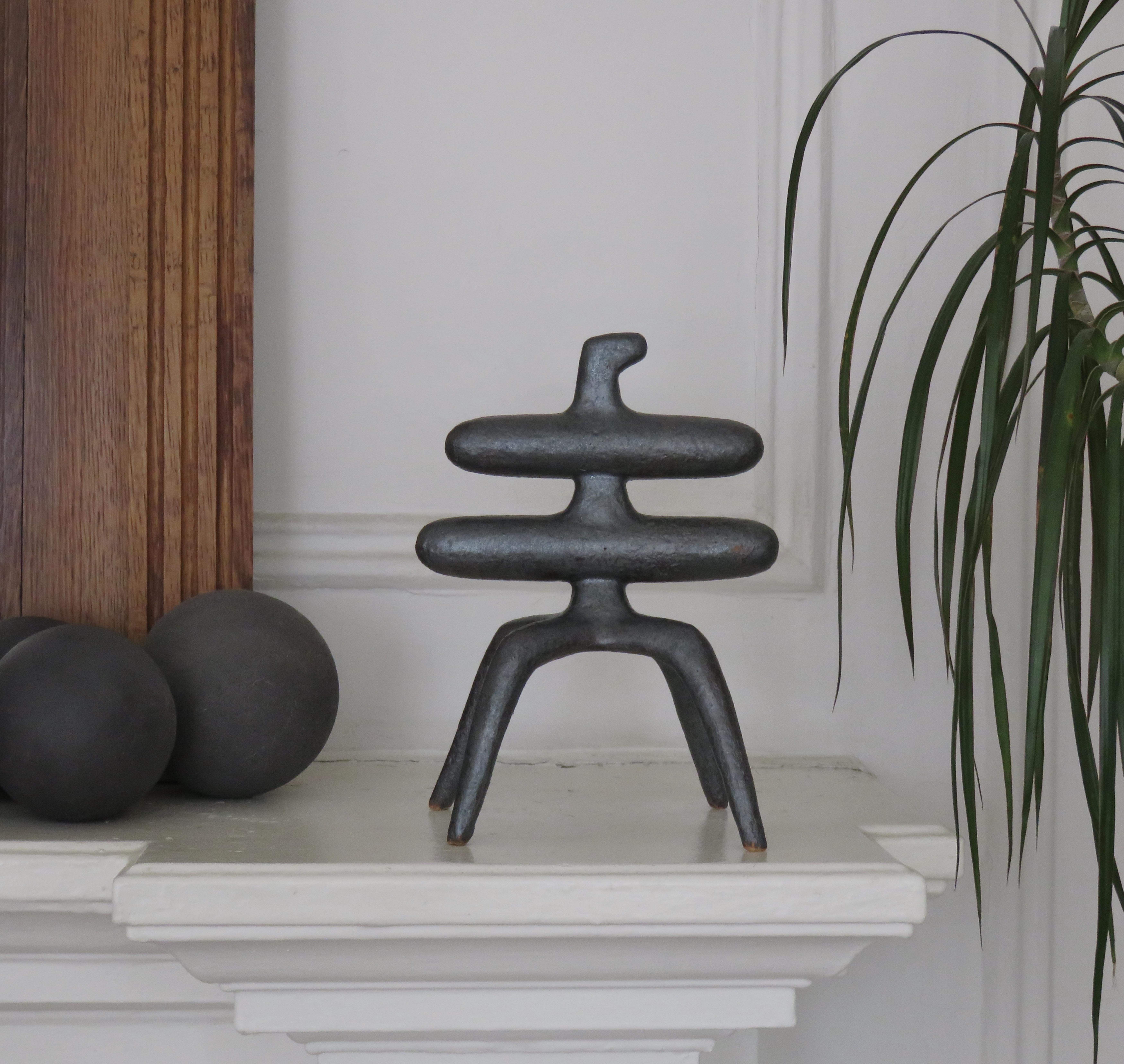 Sculpture en céramique gris argenté métallique:: tête inclinée avec 2 barres centrales sur 4 pattes en vente 11
