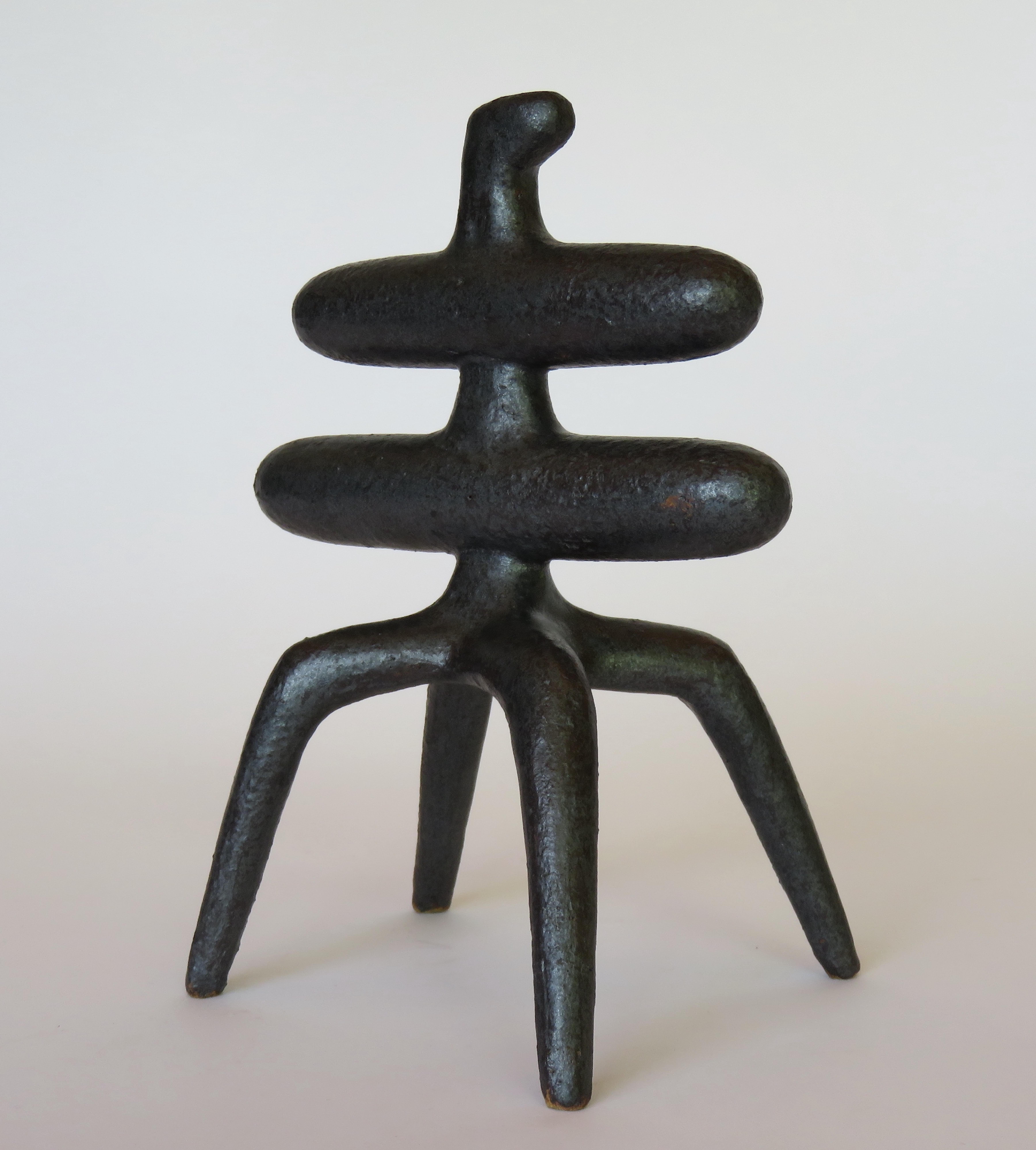 Metallische silber-graue Keramik-Skulptur:: gewinkelter Kopf mit 2 Mittelstäben auf 4 Beinen (21. Jahrhundert und zeitgenössisch) im Angebot