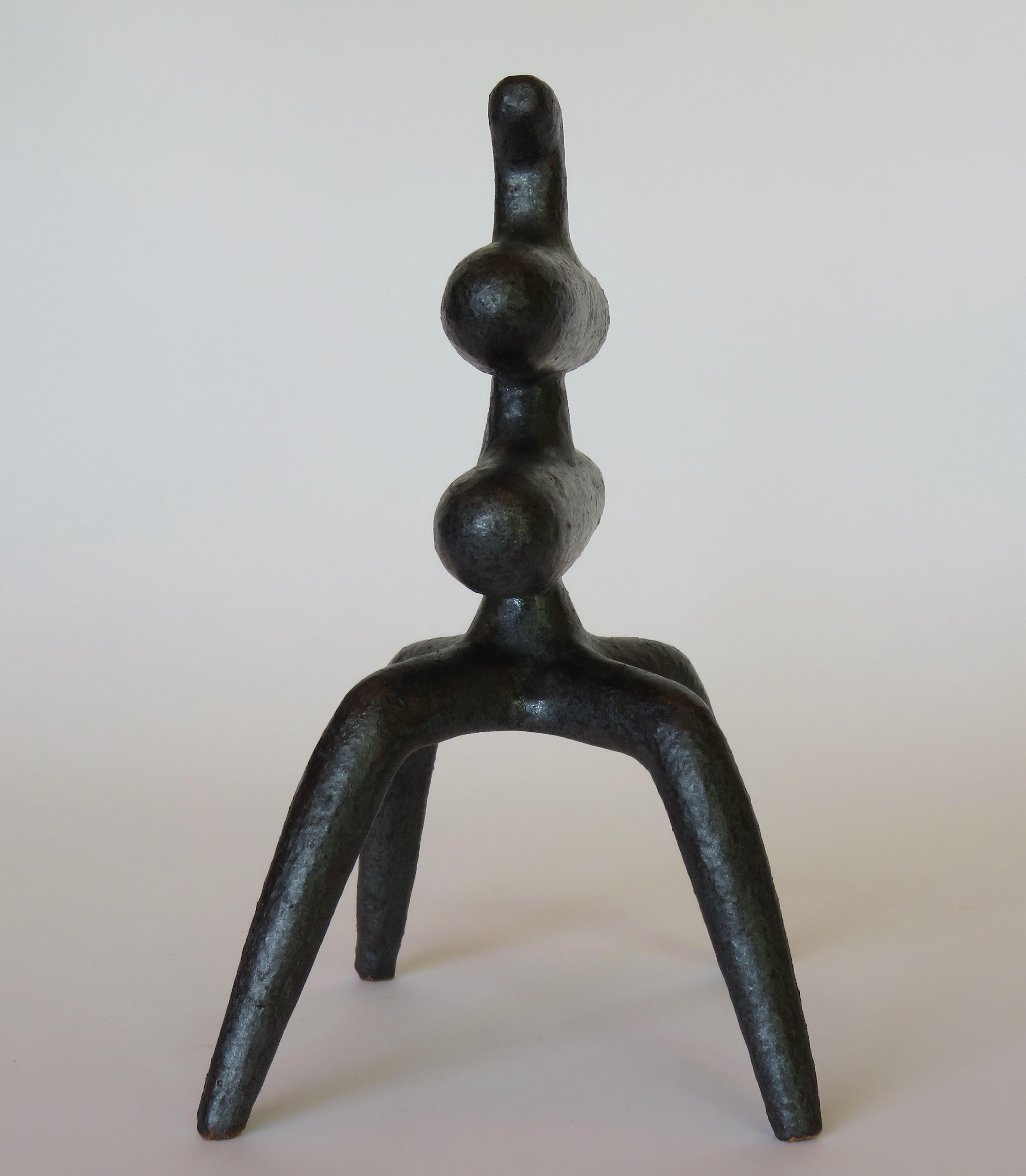 Metallische silber-graue Keramik-Skulptur:: gewinkelter Kopf mit 2 Mittelstäben auf 4 Beinen im Angebot 2