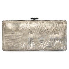 Metallisierte Paris-Dallas-Clutch aus Lammfell mit Strassverzierung