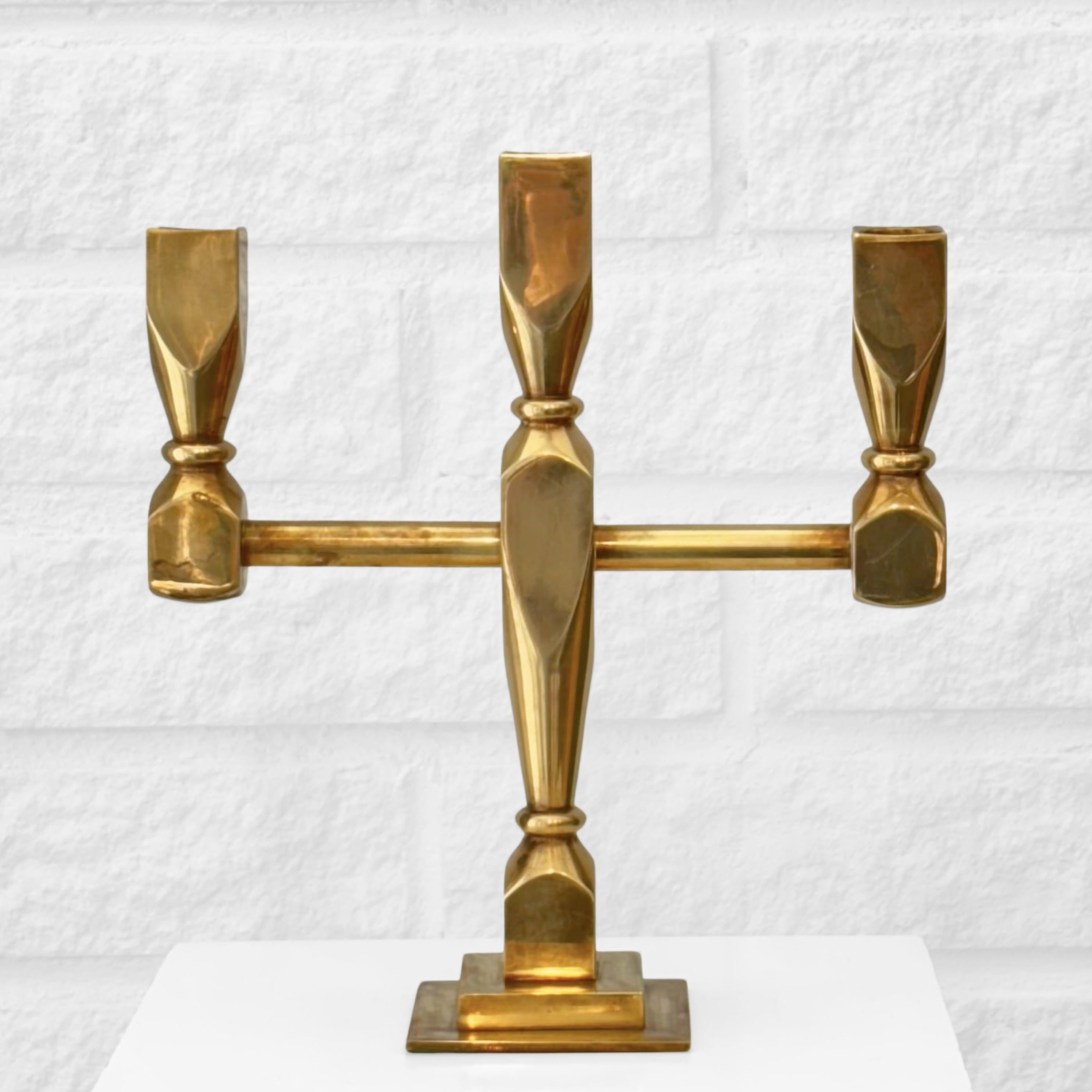 Scandinavo moderno Metallslöjden Gusum, candelabro modernista in ottone, Svezia, anni '60 in vendita