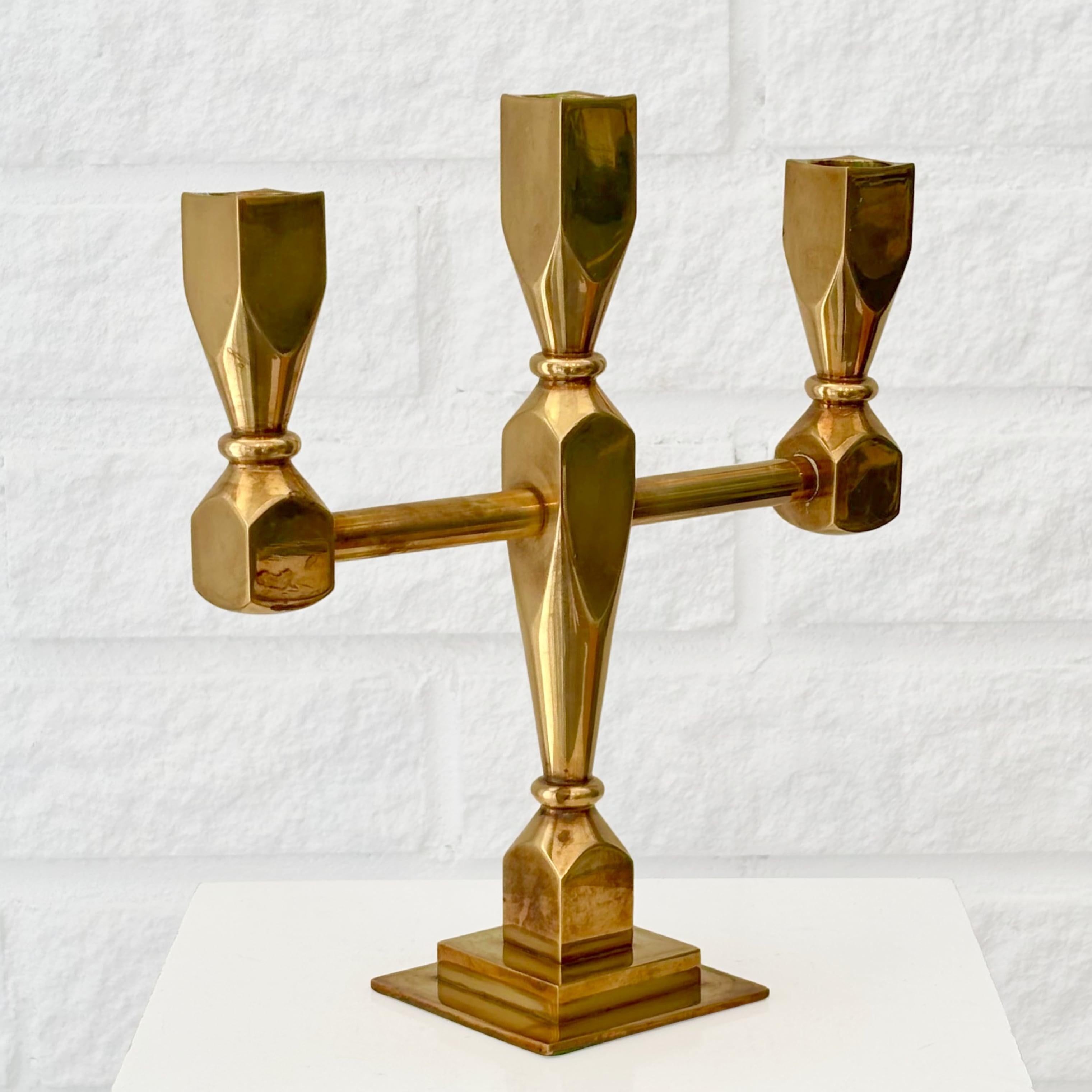 Svedese Metallslöjden Gusum, candelabro modernista in ottone, Svezia, anni '60 in vendita