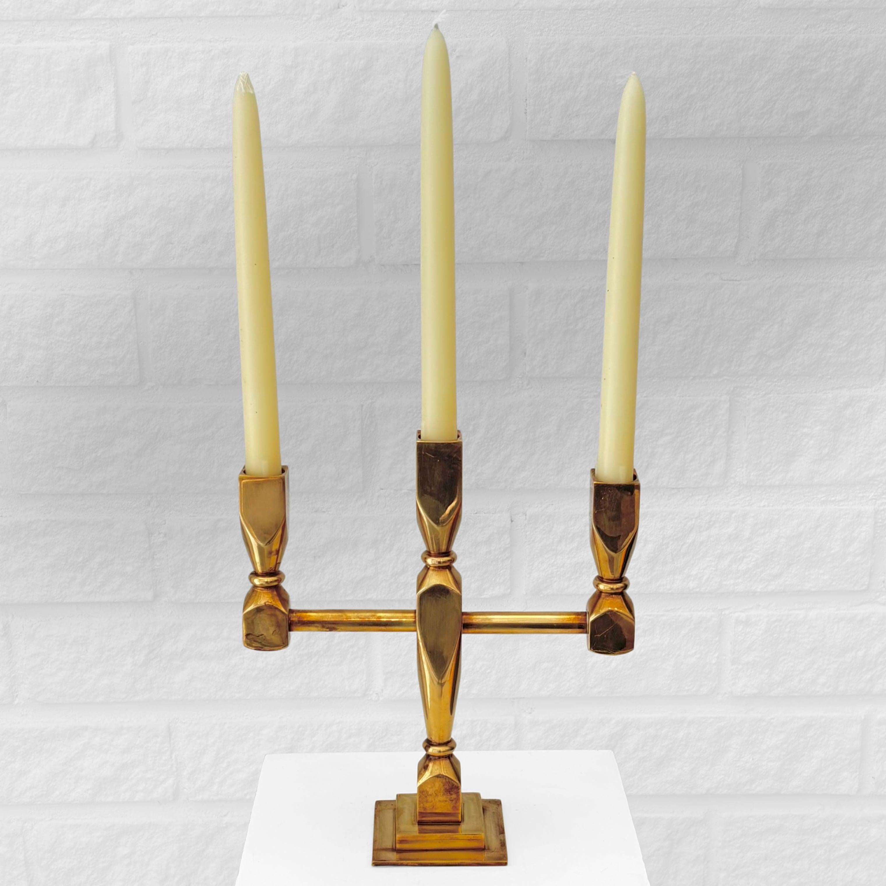 Metà XX secolo Metallslöjden Gusum, candelabro modernista in ottone, Svezia, anni '60 in vendita