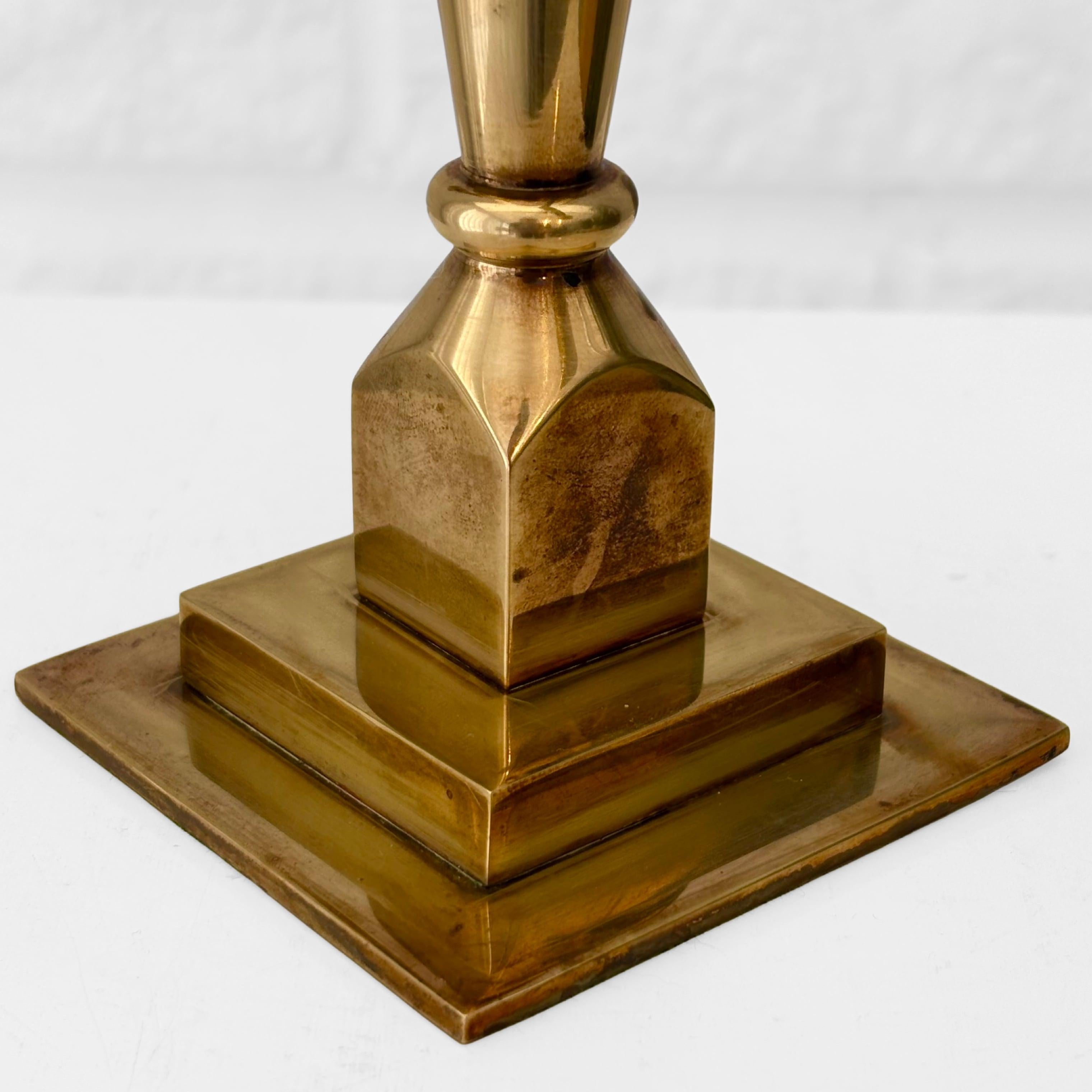 Ottone Metallslöjden Gusum, candelabro modernista in ottone, Svezia, anni '60 in vendita