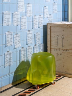 Taburete contemporáneo de Objects of Common Interest, Roca metamórfica, Verde