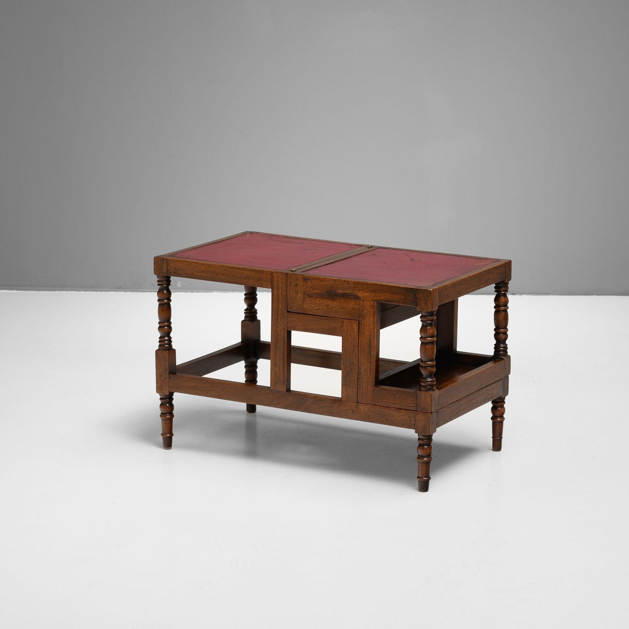 Table basse métamorphique en acajou avec marches en cuir.
K.K. vers 1960.
H 45cm/71cm x L 69cm x P 42cm