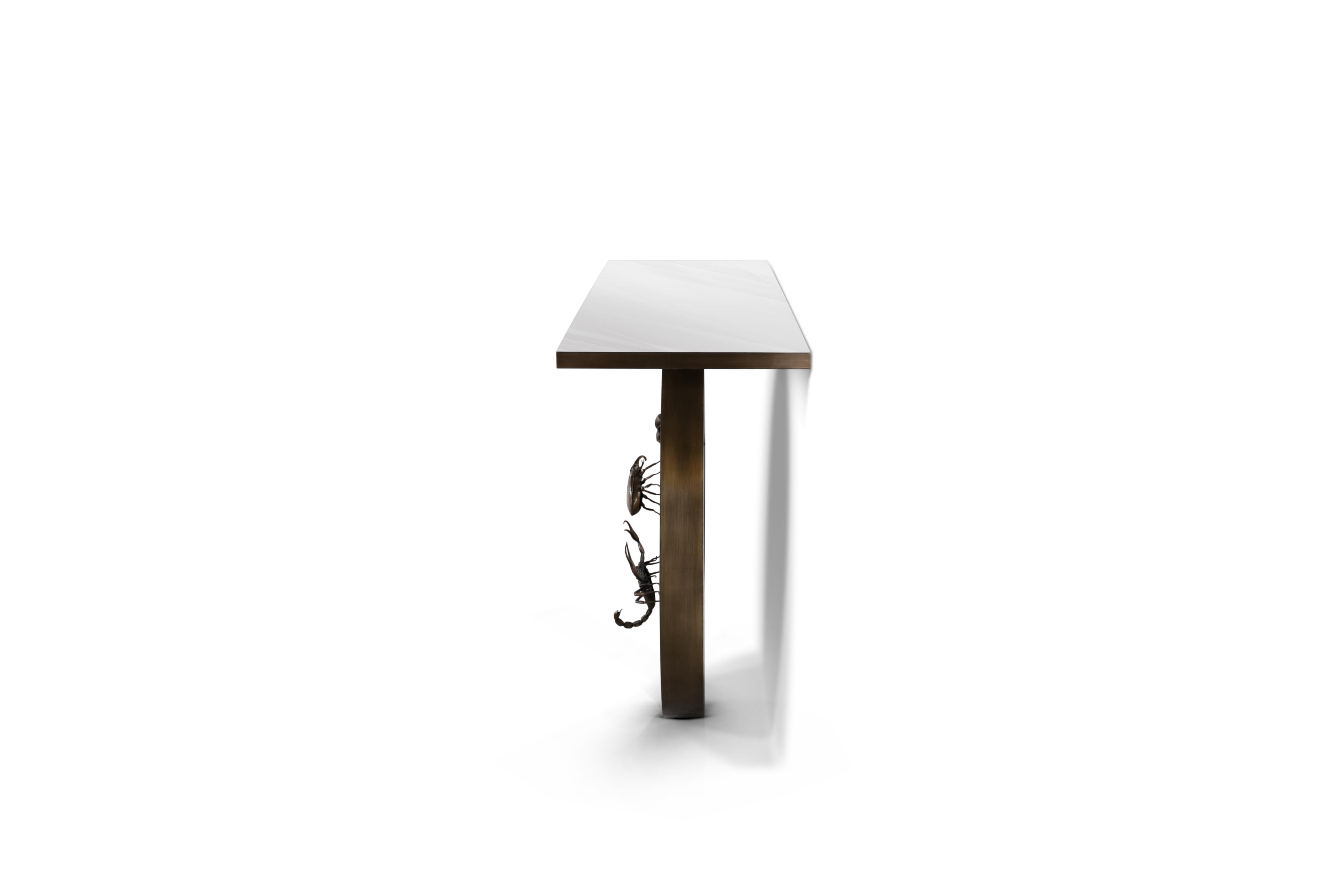 Metamorphosis-Konsole - Handgehämmerter Mantel aus Messing und Nickel - Boca do Lobo (Handgeschnitzt) im Angebot
