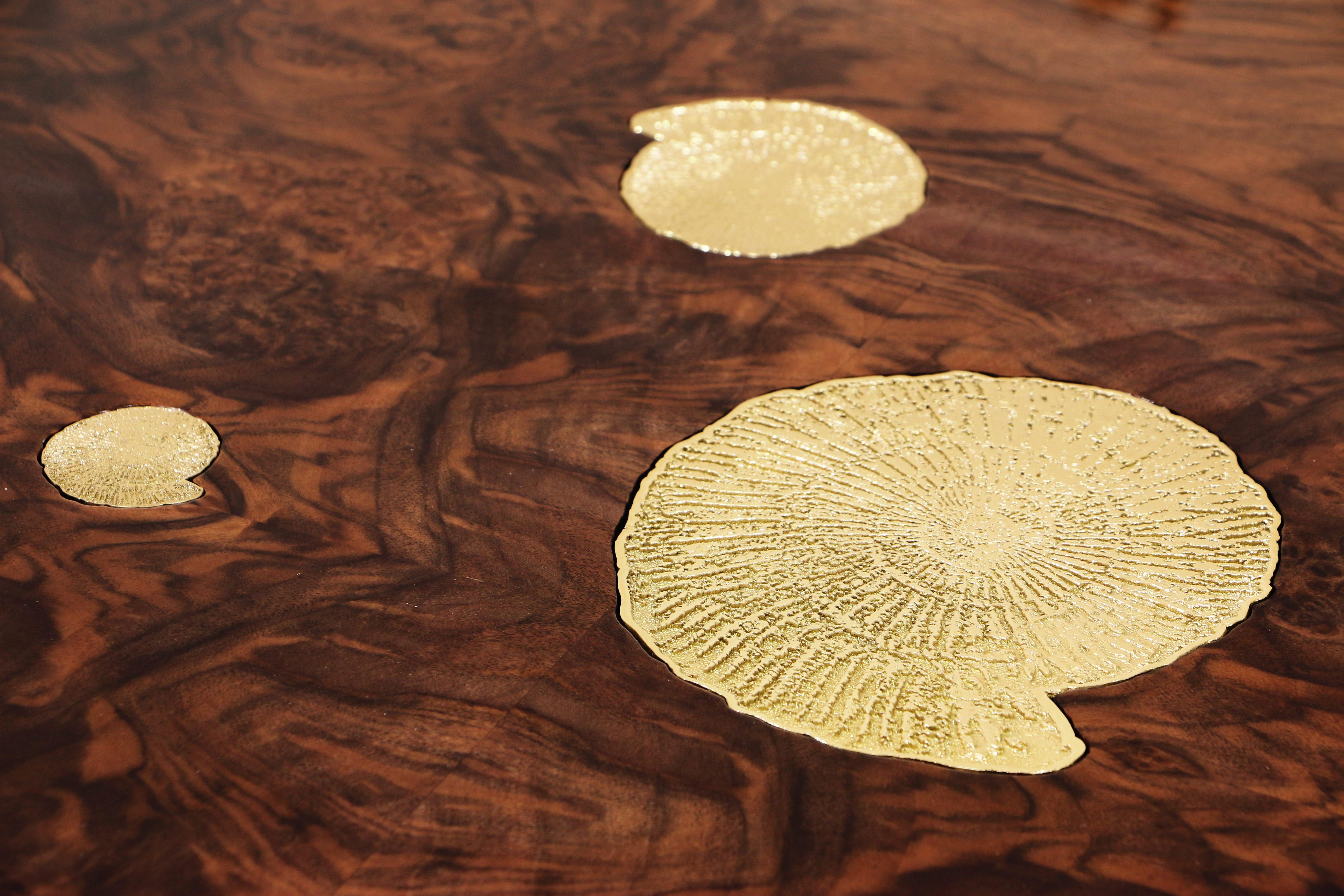 Metamorphosis Dining Table with Walnut Root Veneer and Brass Details In New Condition For Sale In New York, NY