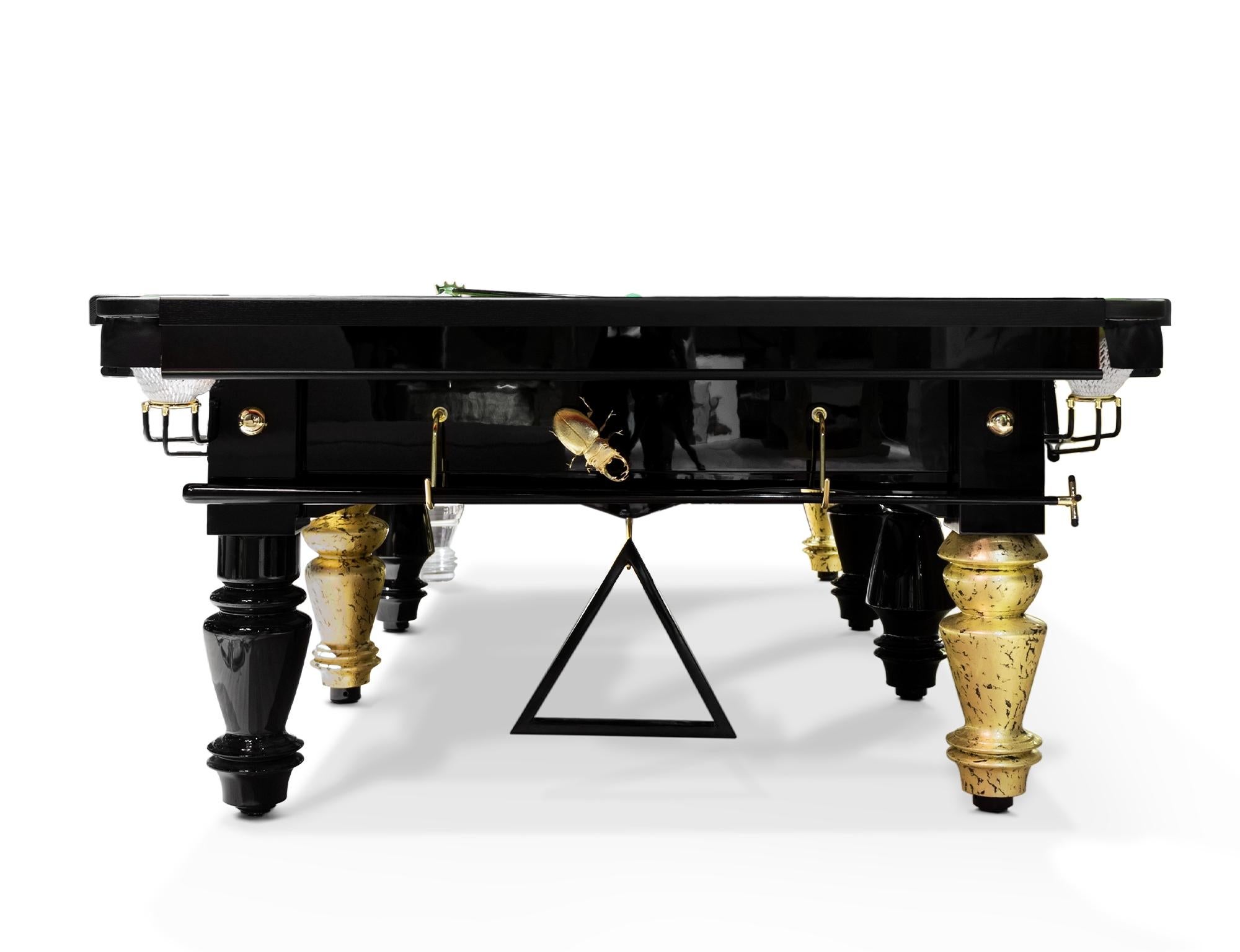 Un design ludique et remarquable imaginé pour ceux qui apprécient les bonnes choses de la vie, trouvant la beauté dans les endroits les plus inattendus. Une extraordinaire table de snooker anglaise de 10 pieds, fondée sur 8 pieds en bois noir qui