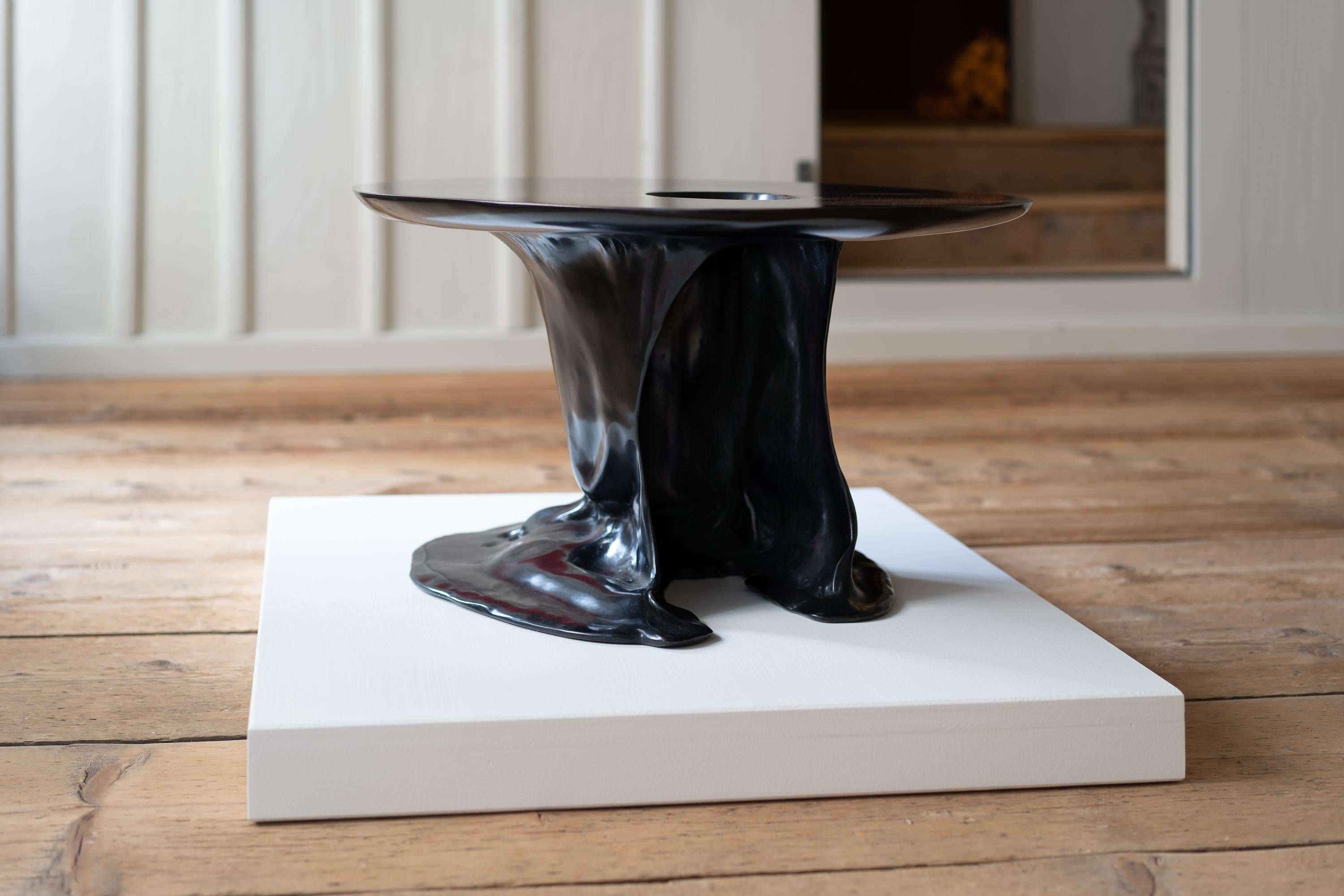 Table basse Metamorphosis II de Kris Lamba Studio
Dimensions : L 105 x D 70 x H 45 cm
MATERIAL : Bronze bruni à la main avec patine noire.
Poids : 90 Kg.

Kris Lamba est né à Londres en 1984. Il crée des sculptures à petite et grande échelle, des