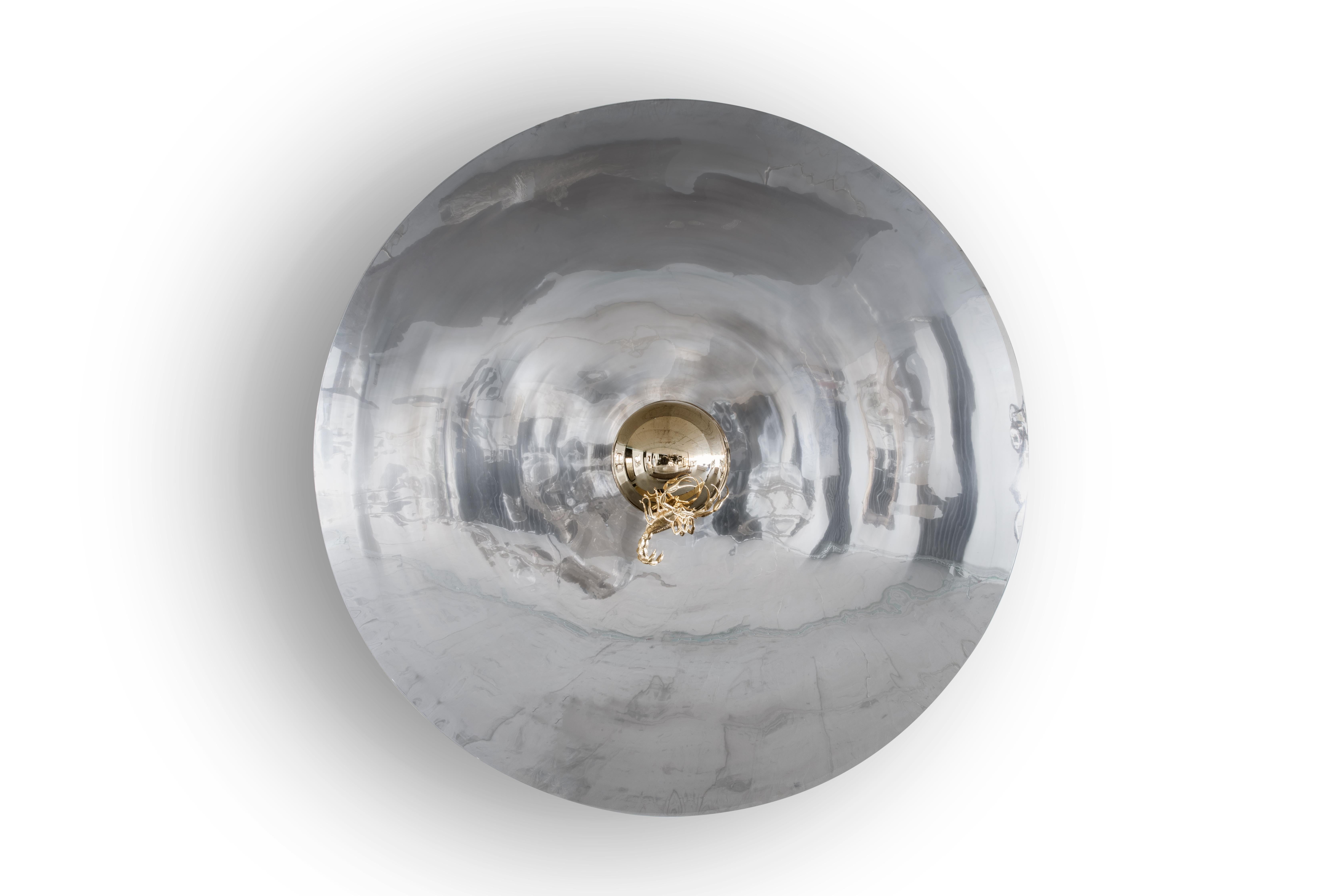 L'art contemporain imaginé pour ceux qui apprécient les grandes choses de la vie, trouvant la beauté dans les endroits les plus inattendus. Le grand miroir mural rond Metamorphosis est conçu avec la forme concave de l'acier inoxydable poli et revêtu