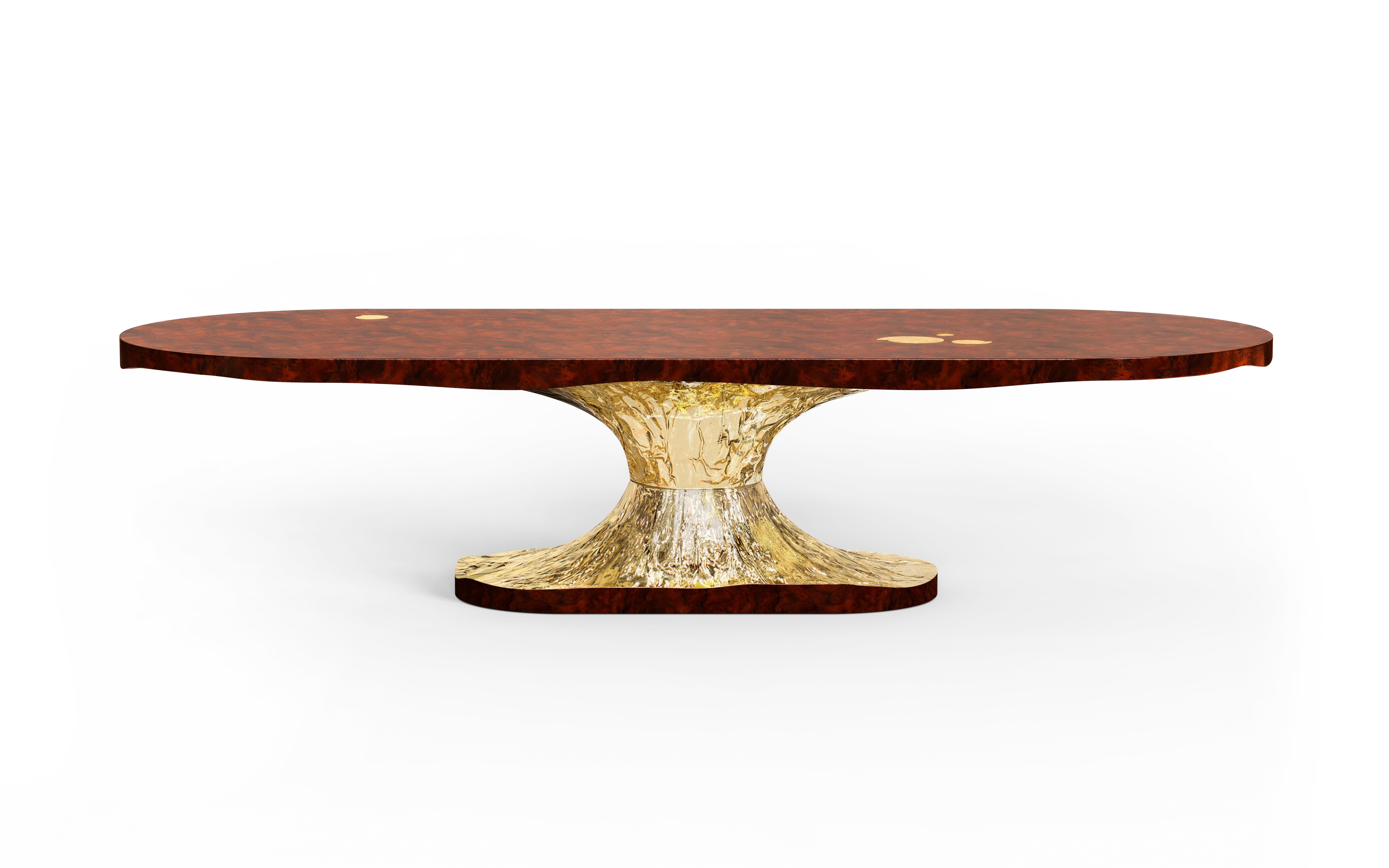 La table à manger ovale Metamorphosis est une magnifique interprétation du concept distinctif de Boca do Lobo. Cette table de salle à manger opulente fait écho au parcours évolutif de la vie, avec des fossiles sculptés qui ornent gracieusement sa