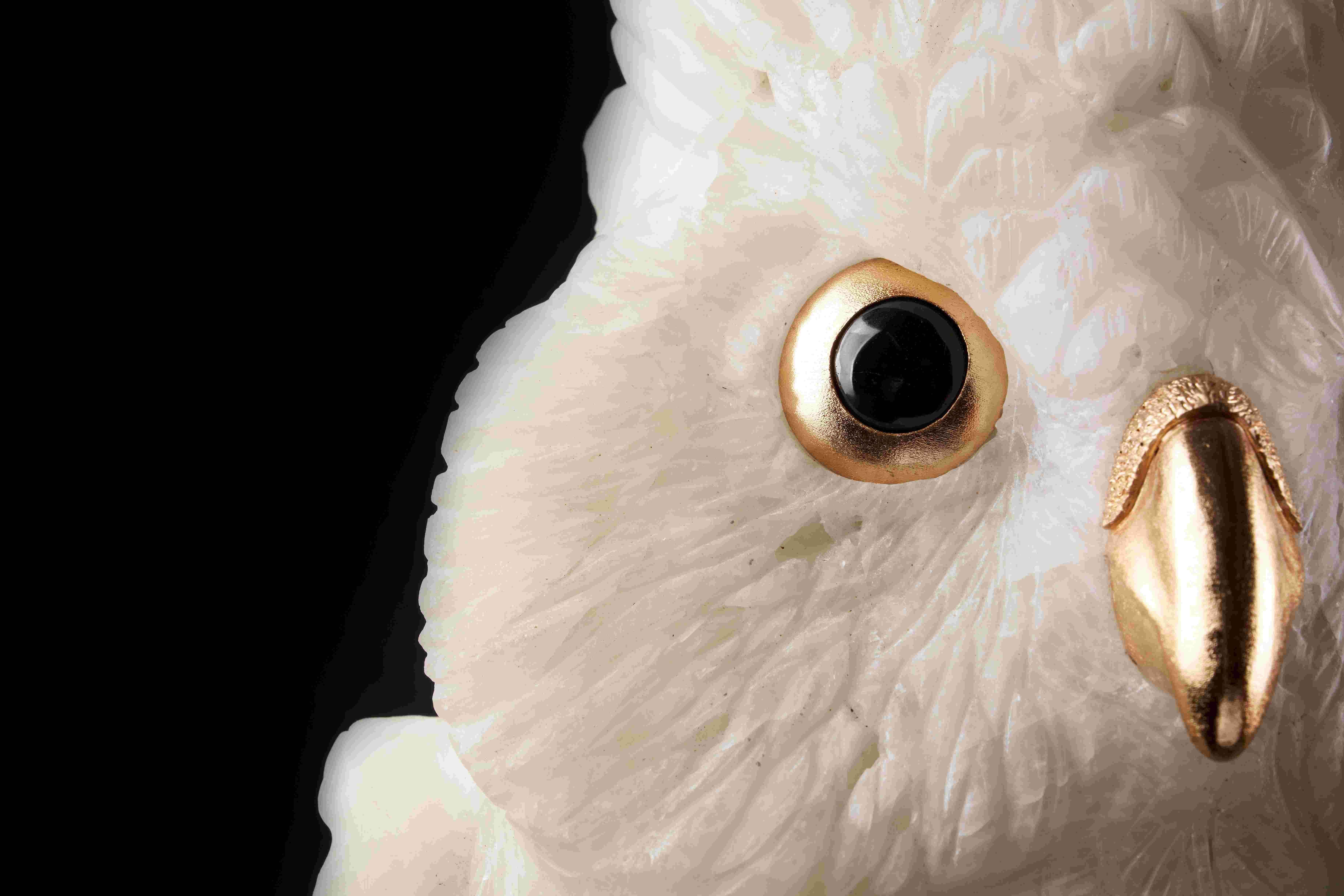 Gufo Metamorfosi Scultura in cristallo di quarzo su legno pietrificato e oro Vermeil in vendita 4