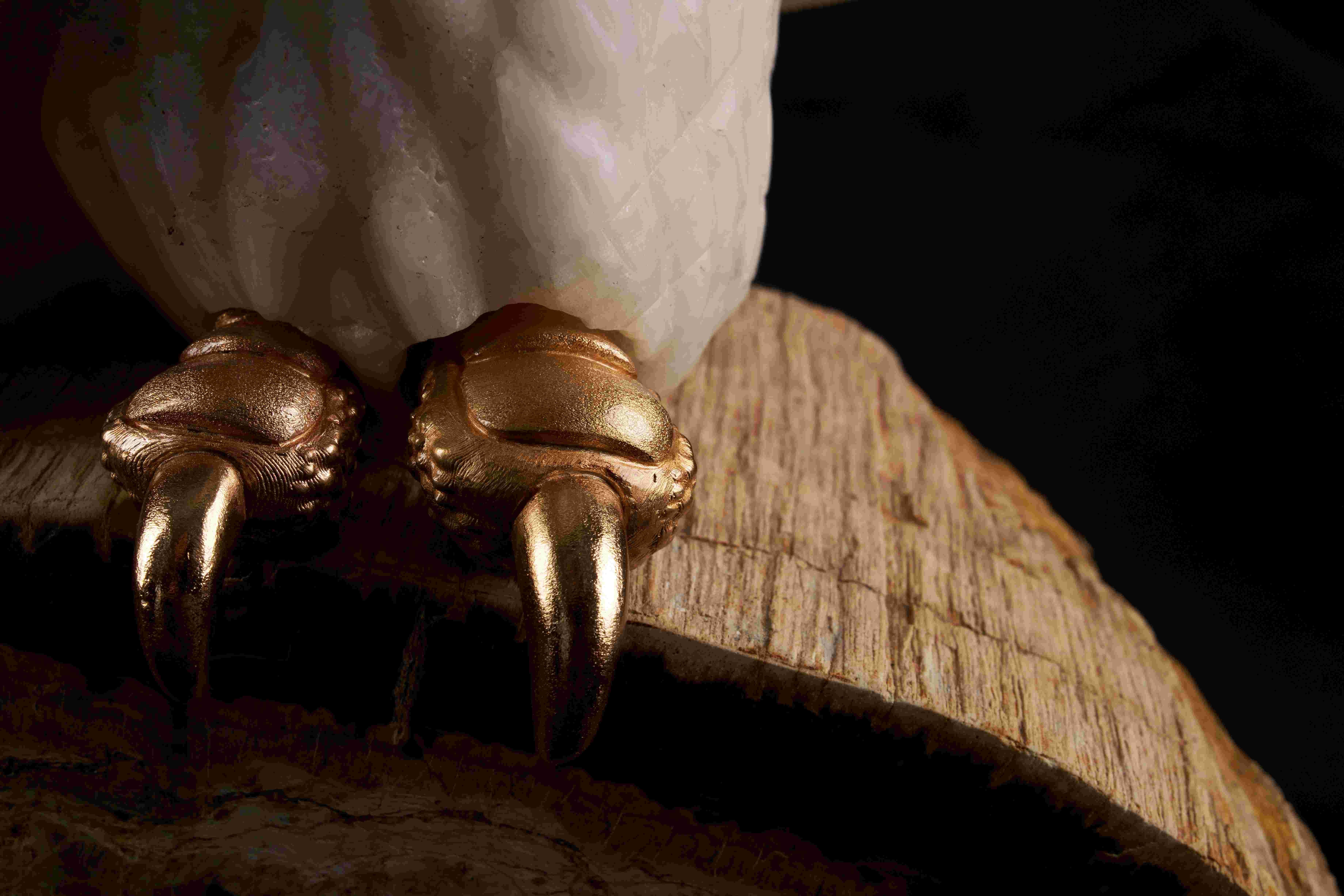 Gufo Metamorfosi Scultura in cristallo di quarzo su legno pietrificato e oro Vermeil in vendita 5