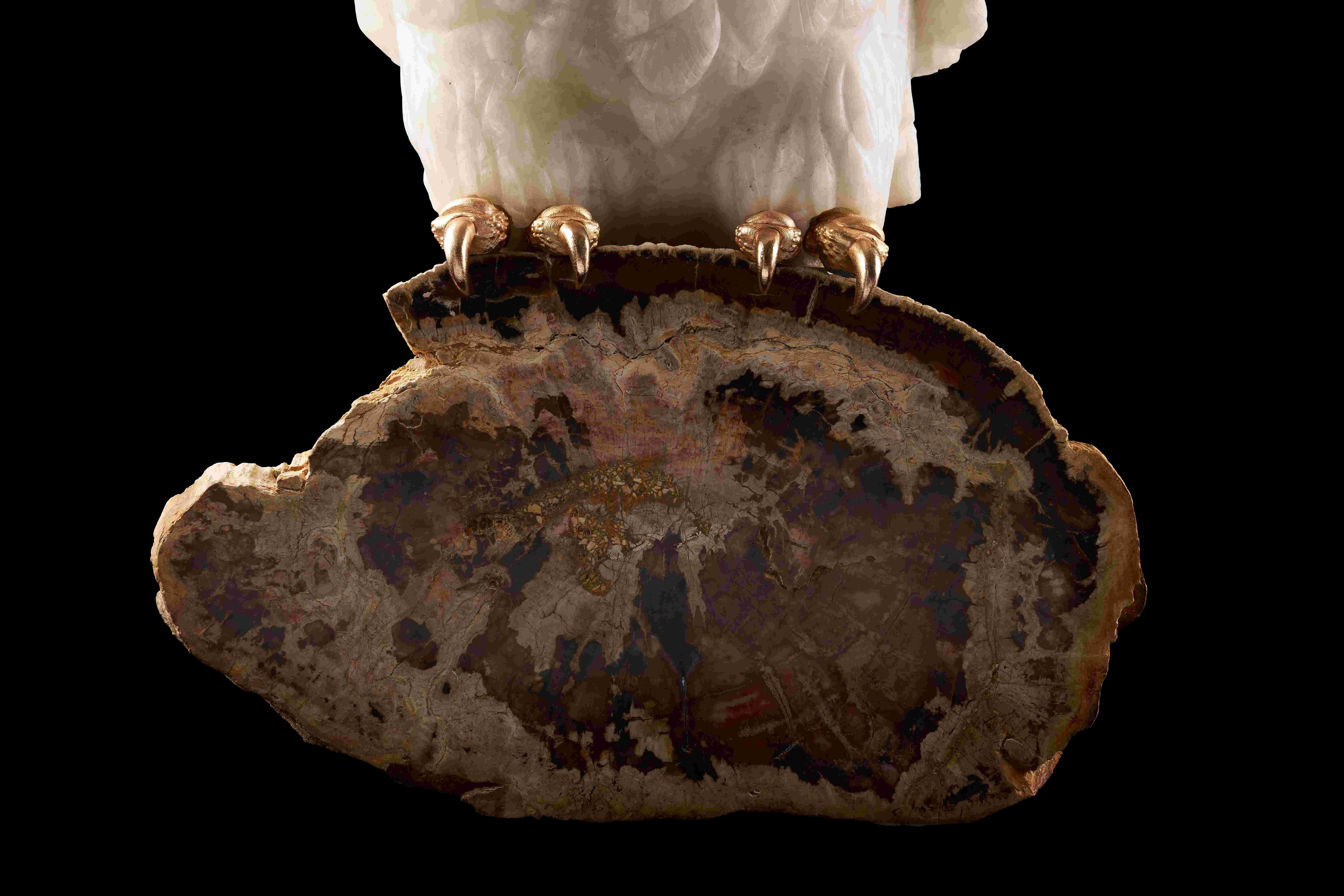 XXI secolo e contemporaneo Gufo Metamorfosi Scultura in cristallo di quarzo su legno pietrificato e oro Vermeil in vendita