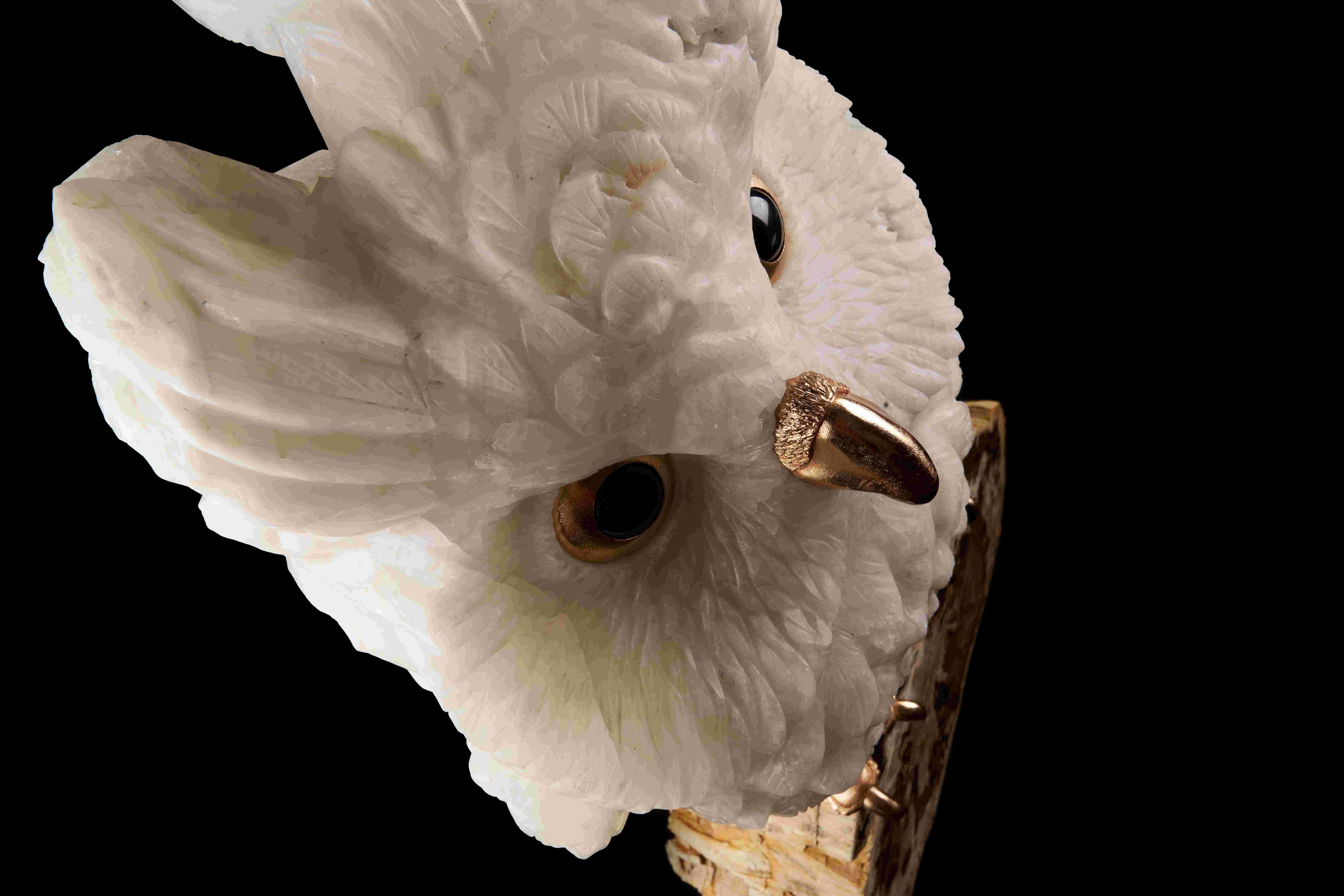 Oro Gufo Metamorfosi Scultura in cristallo di quarzo su legno pietrificato e oro Vermeil in vendita