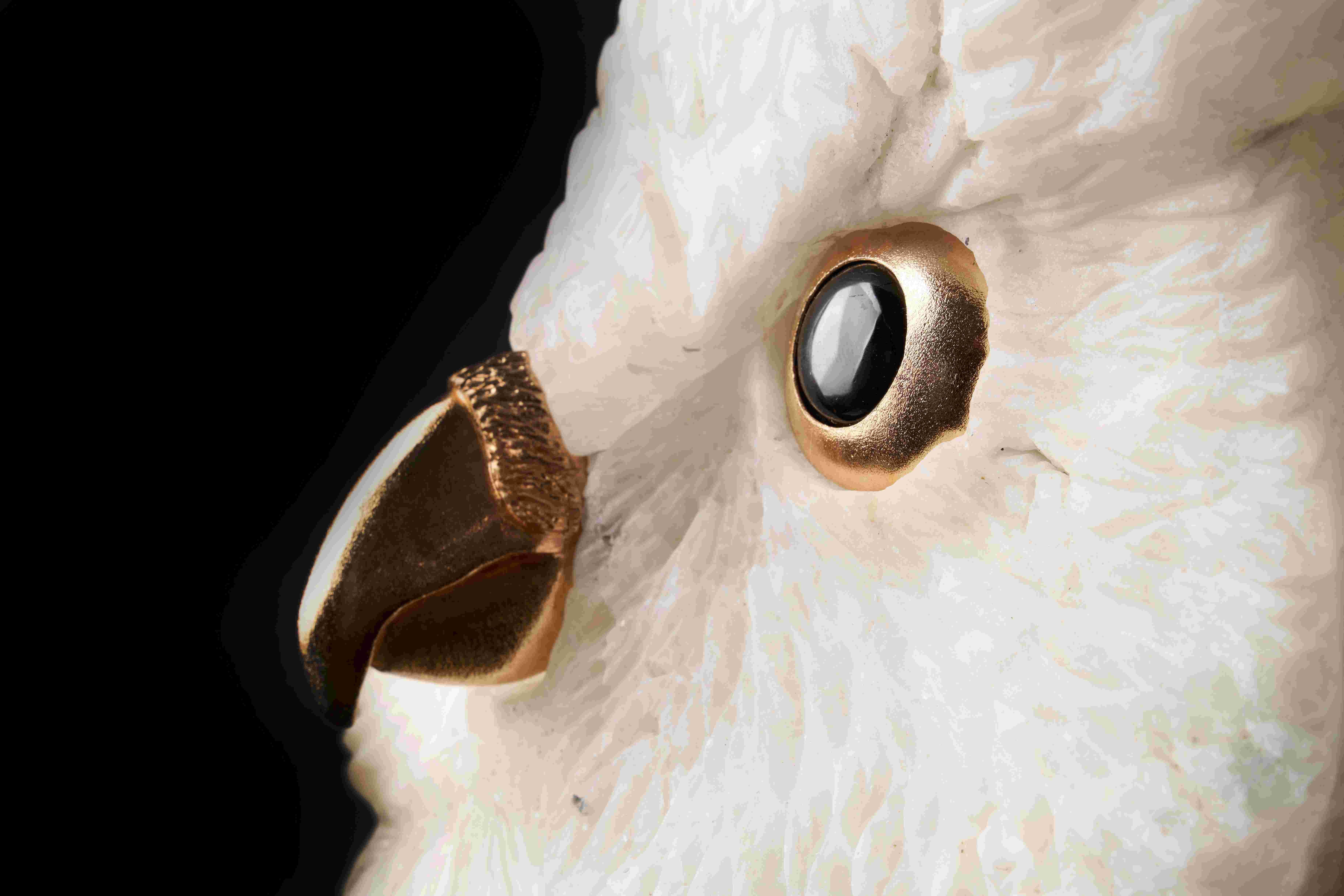 Gufo Metamorfosi Scultura in cristallo di quarzo su legno pietrificato e oro Vermeil in vendita 3