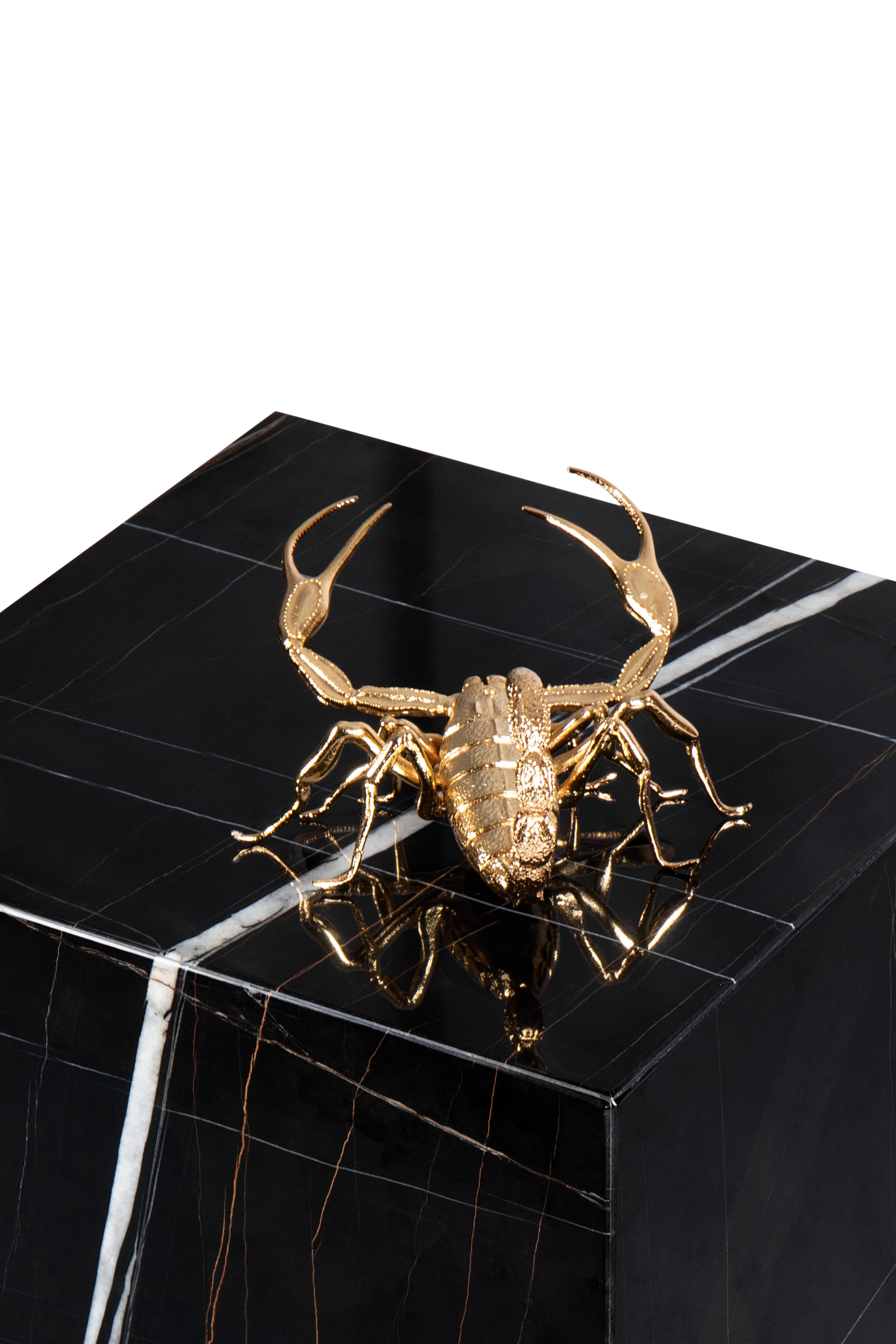 Sculpté à la main Table d'appoint Metamorphosis, verre marbré et laiton fait main - Boca do Lobo en vente