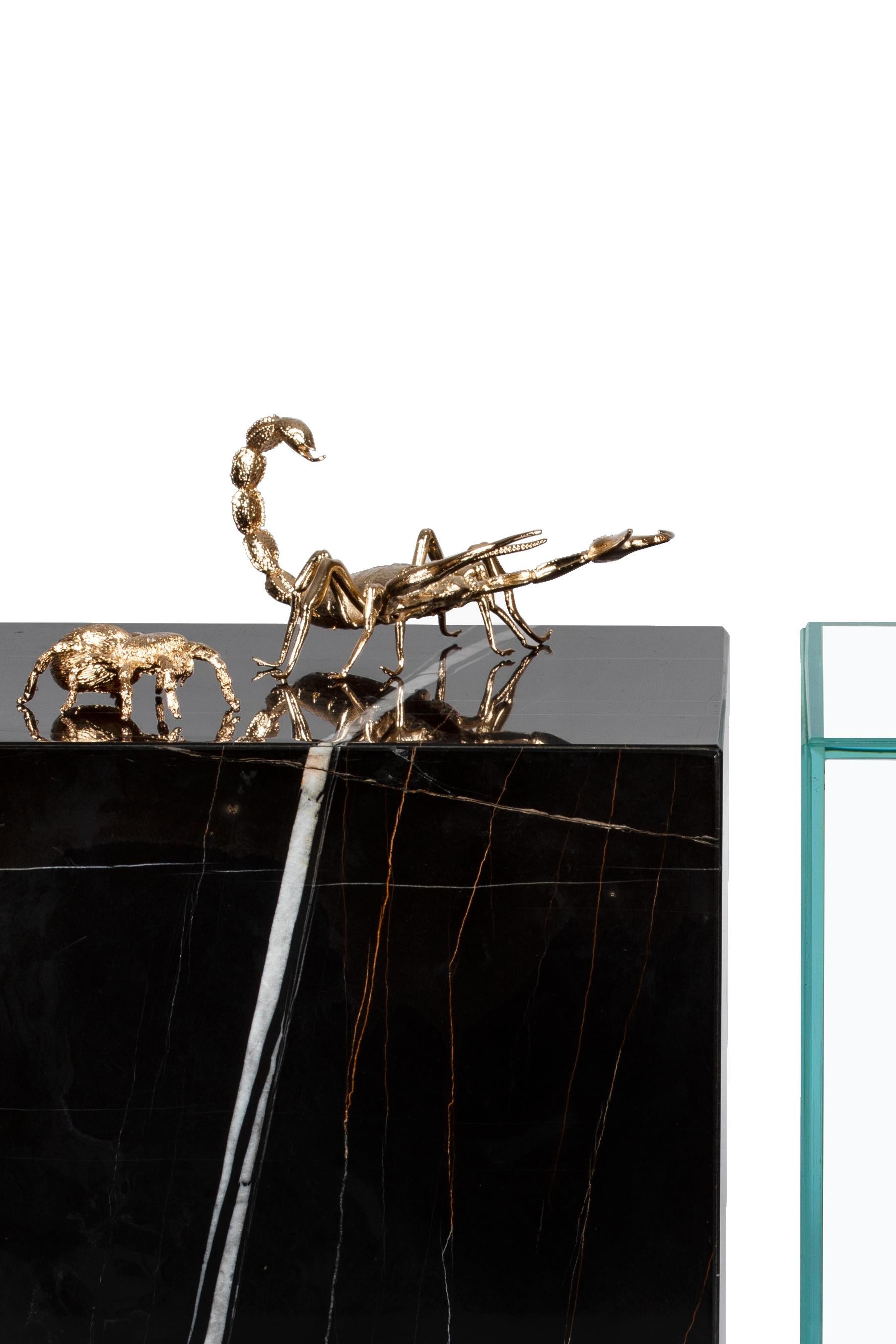 Table d'appoint Metamorphosis, verre marbré et laiton fait main - Boca do Lobo Neuf - En vente à Rio Tinto, PT