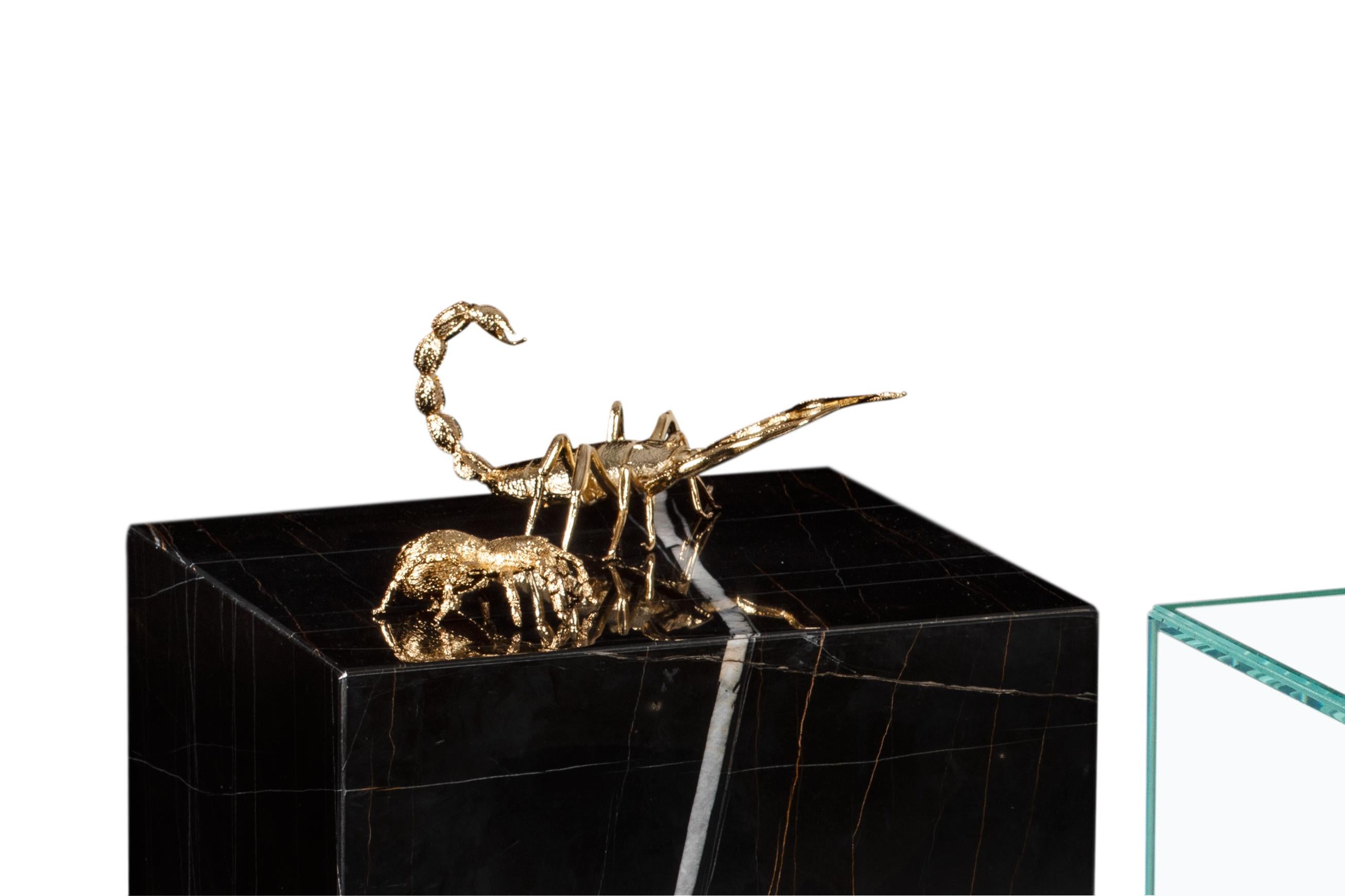 XXIe siècle et contemporain Table d'appoint Metamorphosis, verre marbré et laiton fait main - Boca do Lobo en vente