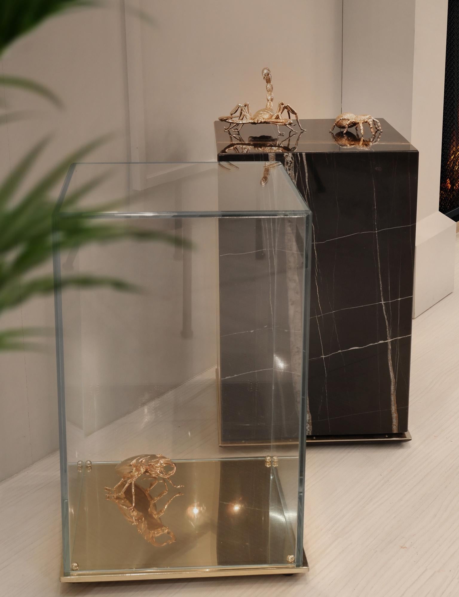 Table d'appoint Metamorphosis, verre marbré et laiton fait main - Boca do Lobo en vente 2