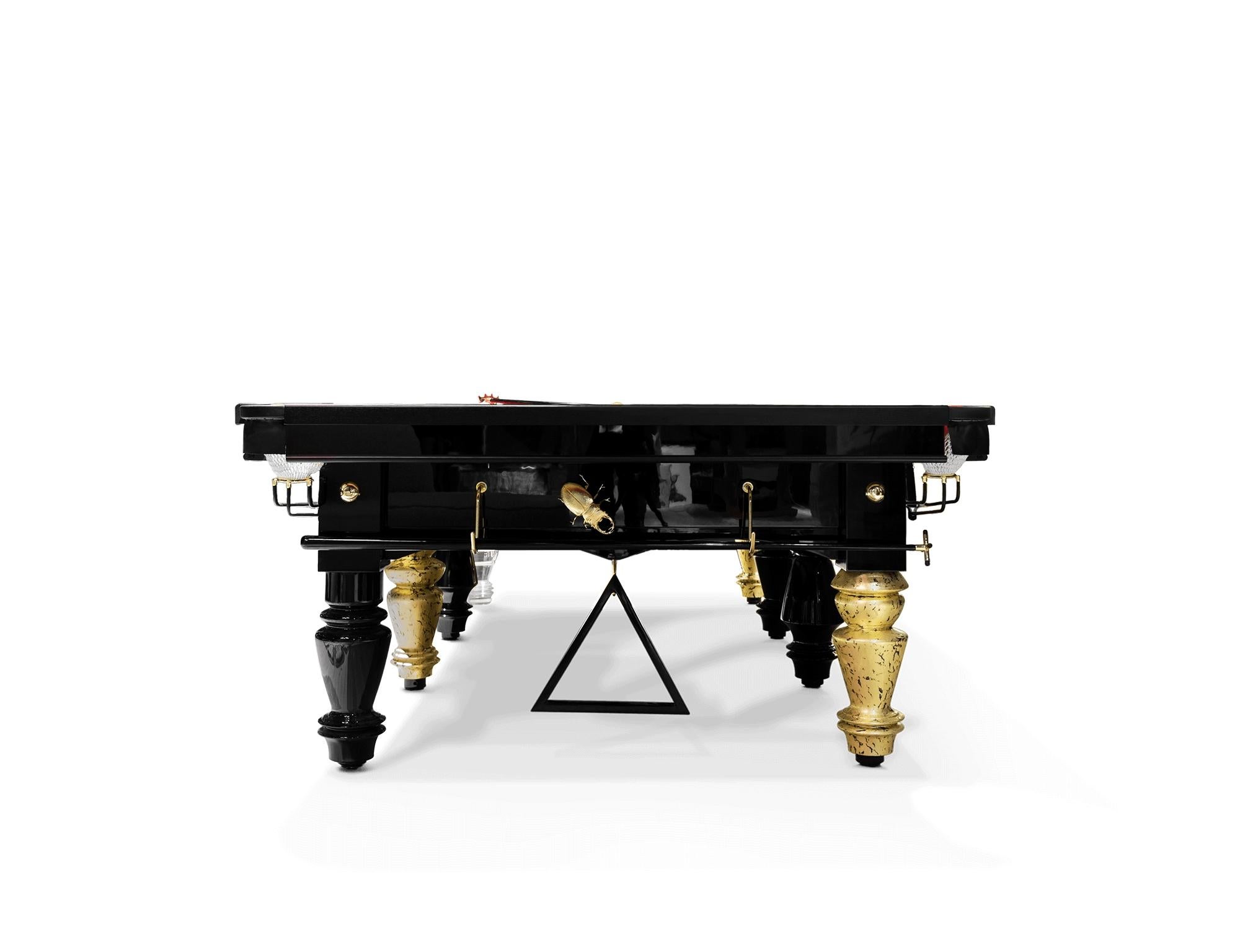 Un design ludique et remarquable imaginé pour ceux qui apprécient les bonnes choses de la vie, trouvant la beauté dans les endroits les plus inattendus. Une extraordinaire table de snooker anglaise de 10 pieds, fondée sur 8 pieds en bois noir qui