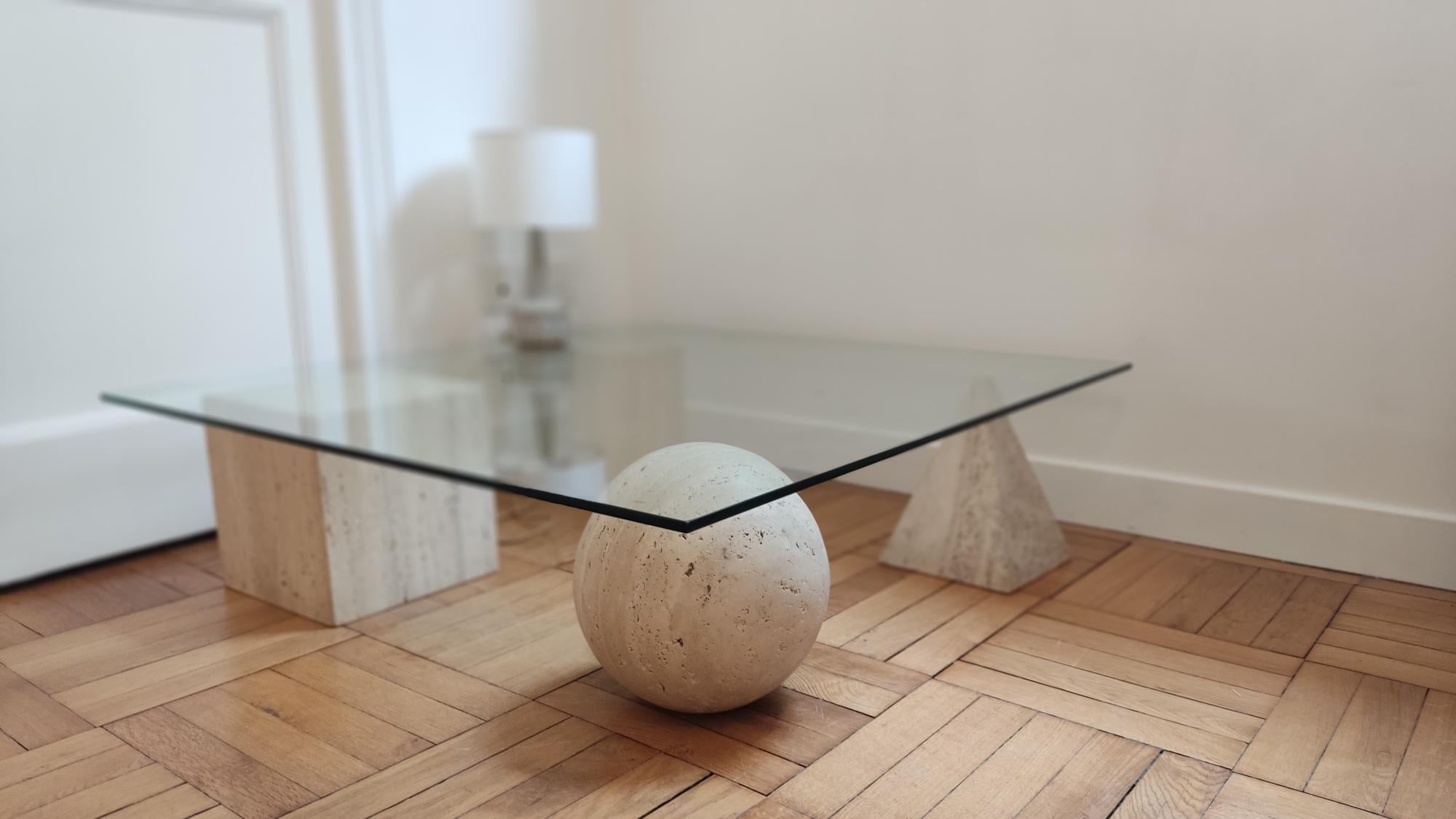 METAPHORA coffee table attributed to Massimo and Lella Vignelli. Table from the 70s of Italian origin. The 4 legs are in travertine.
Rare piece.