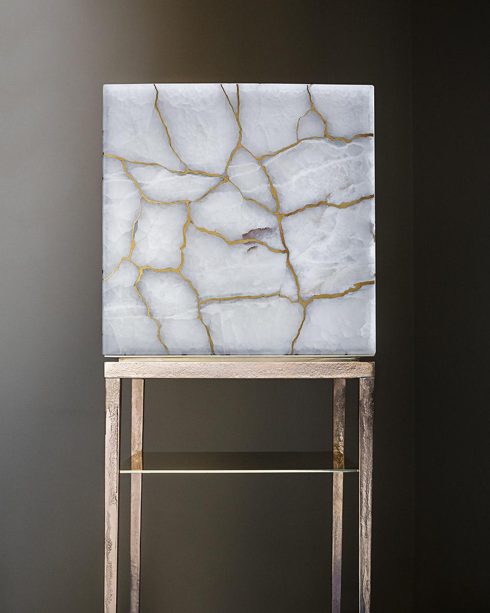 Metaphysical Cube, ein Schrank von Gianluca Pacchioni, einem italienischen Künstler, der von der Galerie Negropontes in Paris vertreten wird. Es handelt sich um ein Einzelstück aus weißem Onyx, flüssigem Messing und Cas-Bronze. 
Der Mailänder