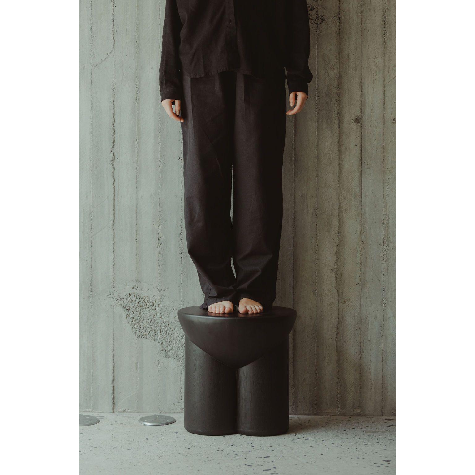 Colombien Metate Noir Tabouret en bois de chêne massif par David Del Valle en vente