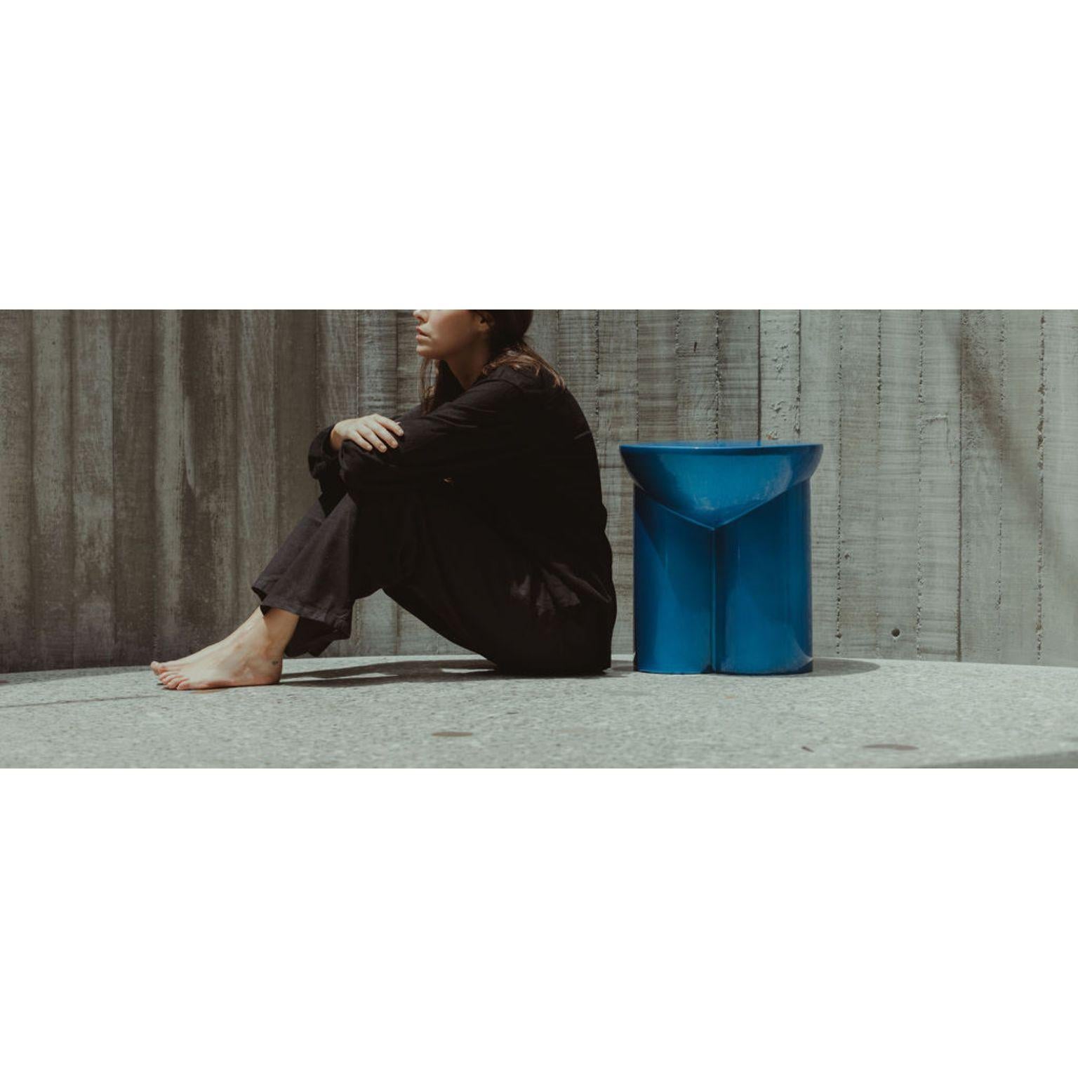 Autre Tabouret en acier bleu translucide Metate de David Del Valle en vente
