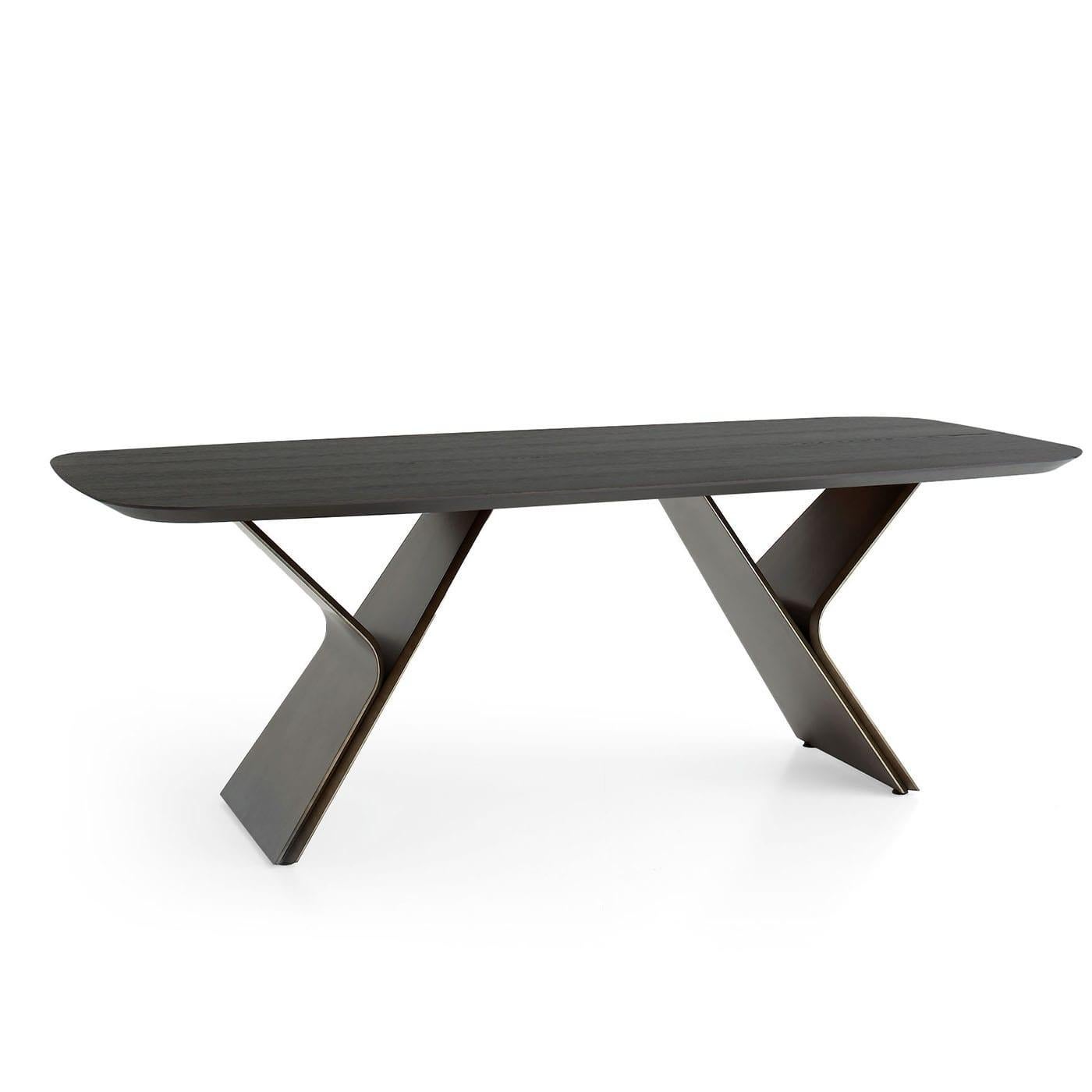 D'allure sculpturale, cette table révèle son esprit moderne puisque sa base dynamique est obtenue par l'assemblage de panneaux de MDF finition bronze oxydé. Des lignes sinueuses et des finitions métalliques évoquant des planètes inexplorées ont