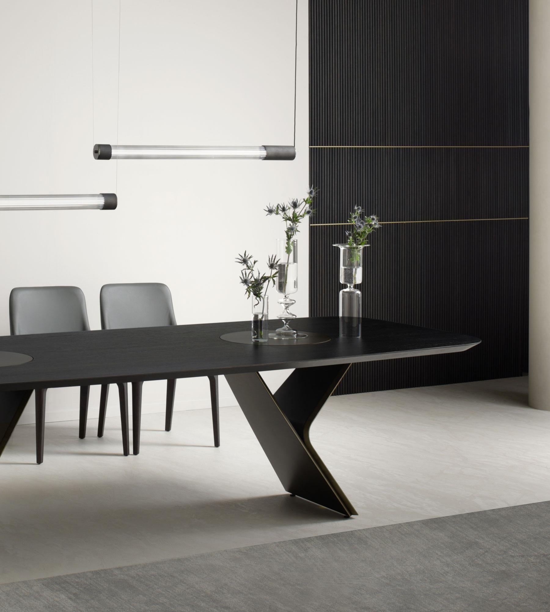 Metaverso Laguna Table de salle à manger en chêne avec plateau tournant, 10 places, par Morica Design
Dimensions : D 120 x L 300 x H 75 cm.
MATERIAL : Chêne Laguna, bronze oxydé.

Table avec pieds en MDF peints avec un effet métallique nuageux en