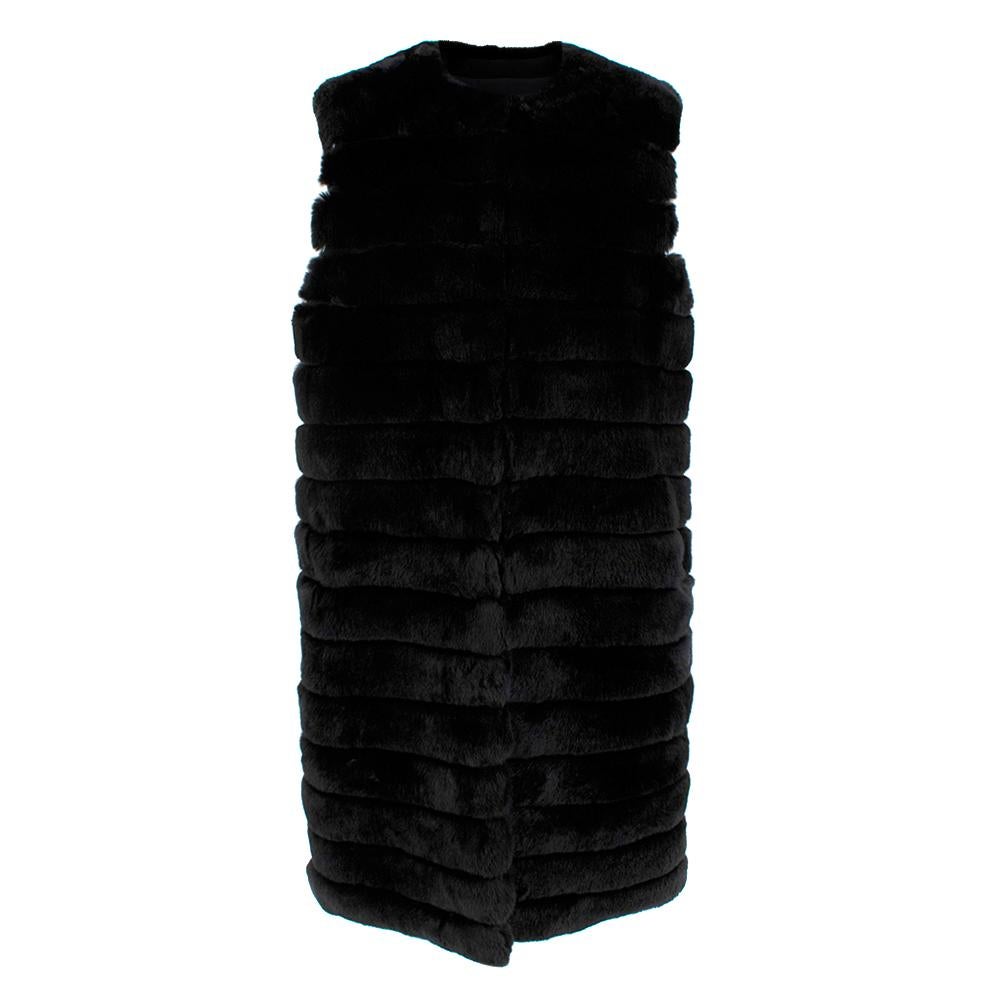 Meteo by Yves Salomon Black Long Fur Gillet

-Luxurious super soft fur texture 
-Classic elegant cut
-Full silk lining  
-Round neckline 
-Concealed pockets to the sides 
-Hook fastening to the front 
-Timeless neutral style for easy styling