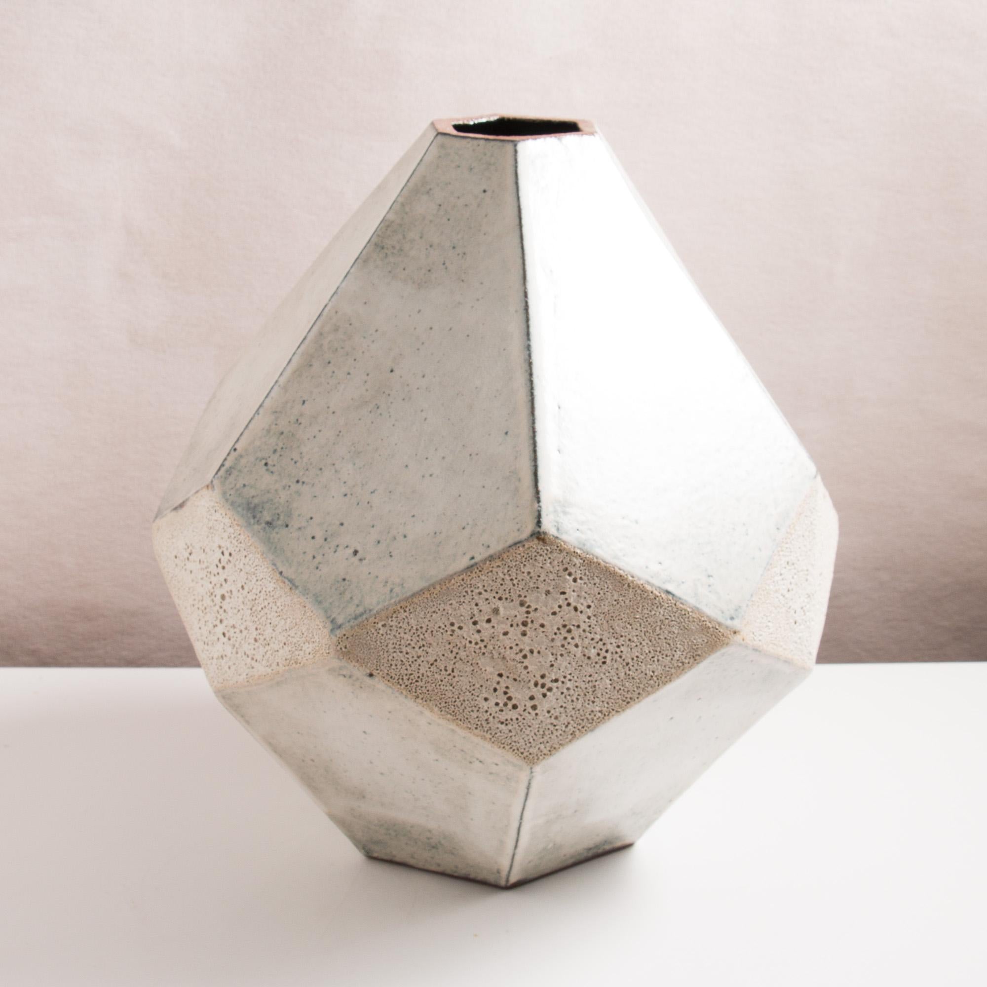 'Meteor 02' Large Ceramic Vase with Ivory and Textured Glazes (Moderne) im Angebot