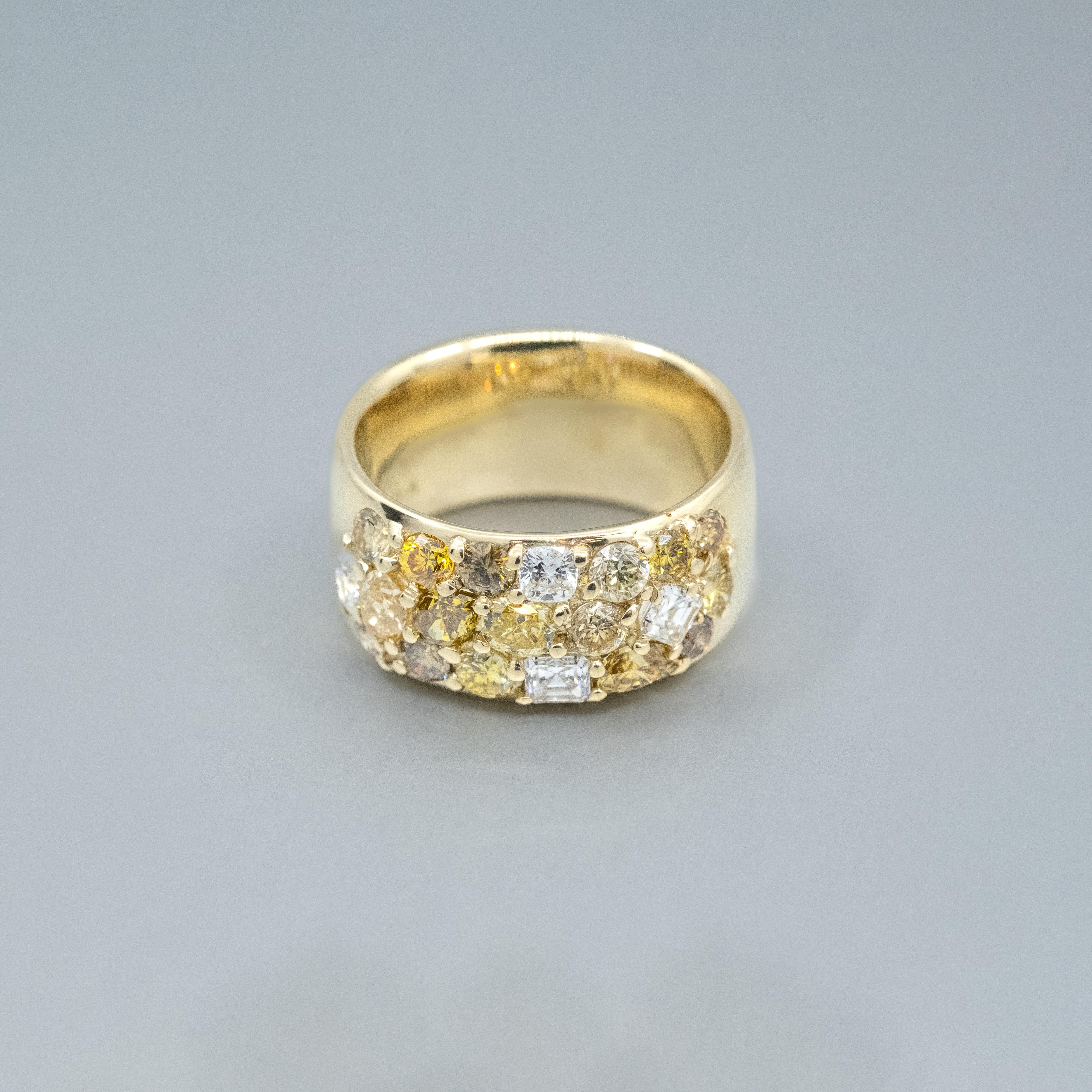 A BUNDA Meteor Diamond eternity ring, in 14ct yellow gold. Signed BUNDA.

Characteristics of the Diamond Melee: total weight 2.54cts, including F/VS, Cognac, Fancy yellow of various shapes and sizes.

Total weight: 11.74 grams.