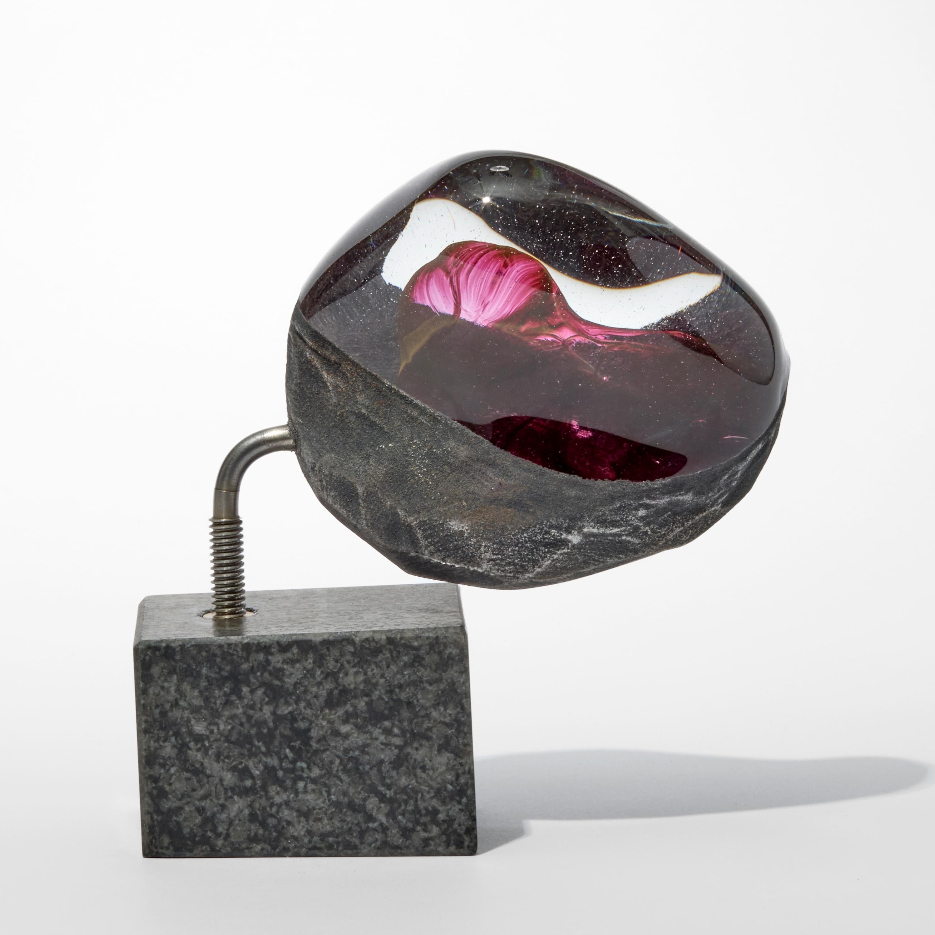 'Meteorite 01' è una scultura unica dell'artista britannico Jon Lewis, creata con vetro scolpito a caldo, acciaio e granito.

La prima introduzione di Lewis alla lavorazione del vetro risale al 1989 presso l'Università di Wolverhampton, dove si