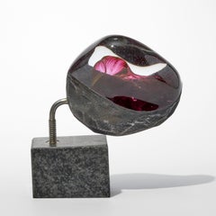 Meteorite 01, una scultura in vetro rosa e trasparente, acciaio e granito di Jon Lewis