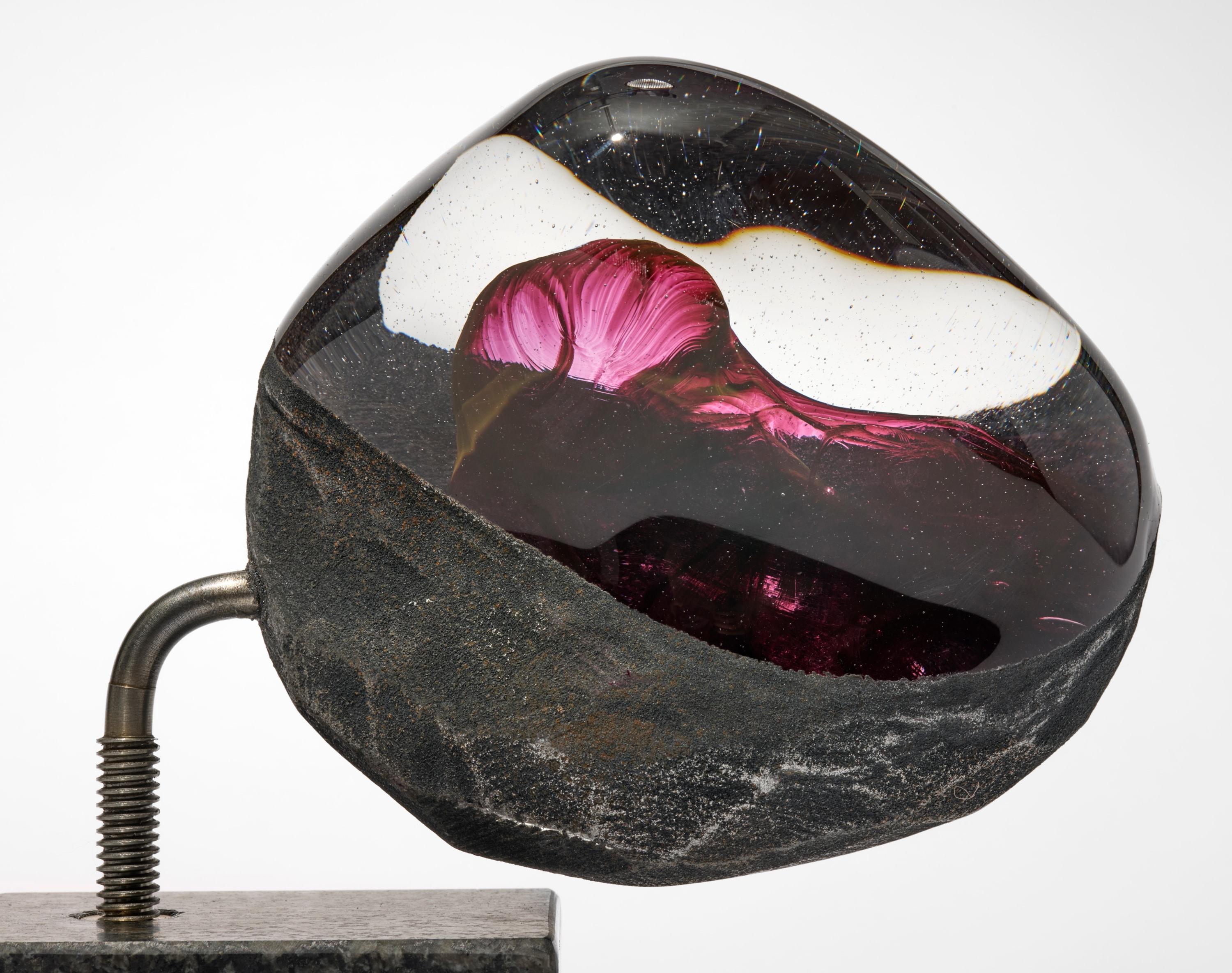 Organico moderno Meteorite 01, una scultura in vetro rosa e trasparente, acciaio e granito di Jon Lewis in vendita