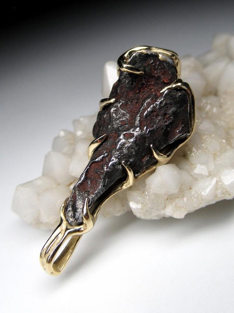 Meteorite Gold Pendant Yellow Gold Unisex Necklace en vente 5